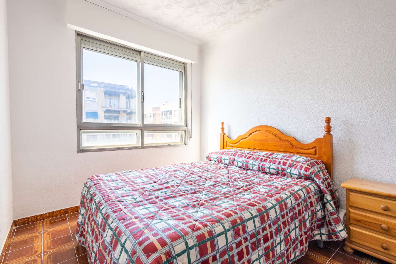 VIVIENDA REFORMADA A 50 M DE LA PLAYA DEL ACEQUIÓN: LUZ, AMPLITUD Y TERRAZA CON VISTAS AL MAR