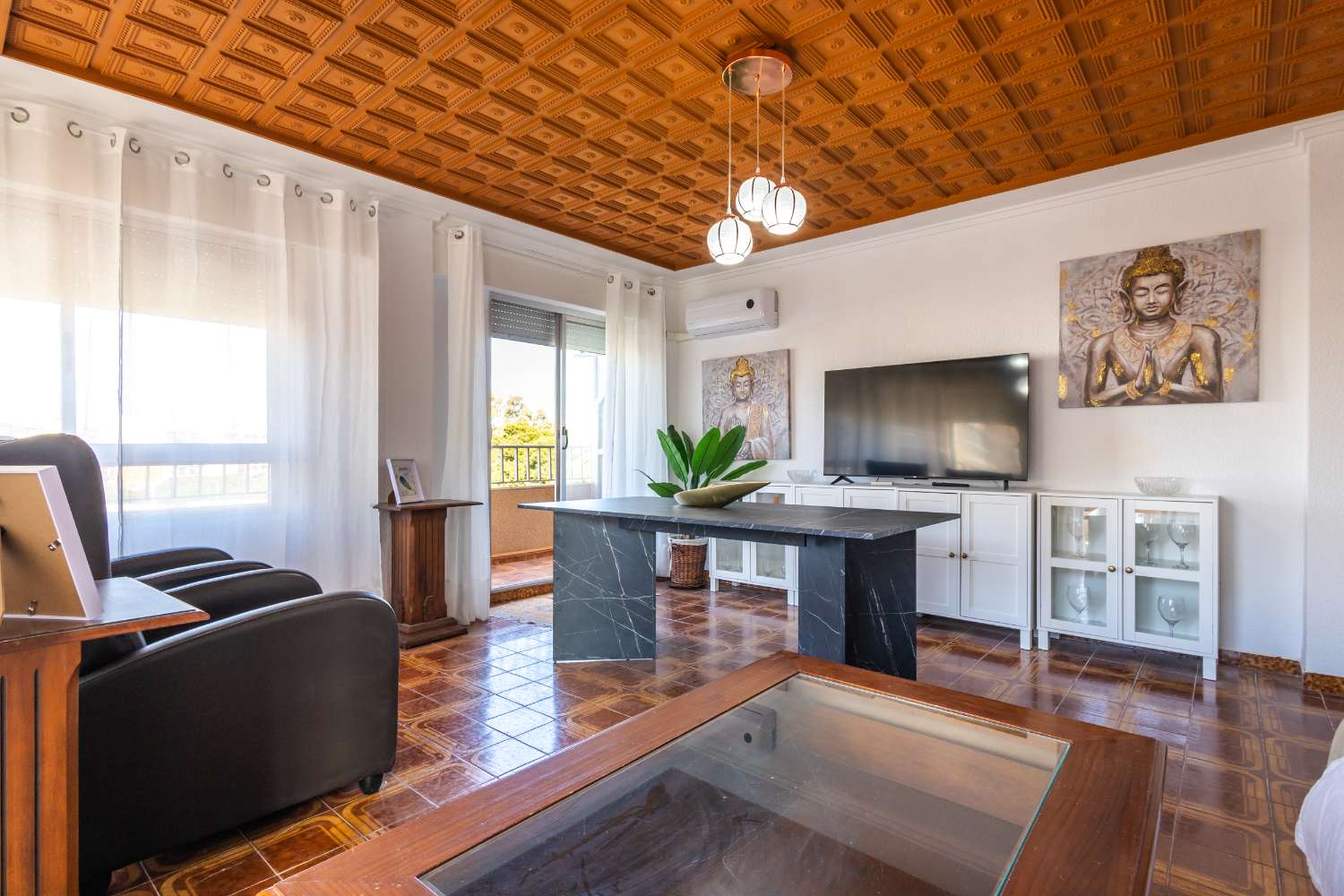 VIVIENDA REFORMADA A 50 M DE LA PLAYA DEL ACEQUIÓN: LUZ, AMPLITUD Y TERRAZA CON VISTAS AL MAR