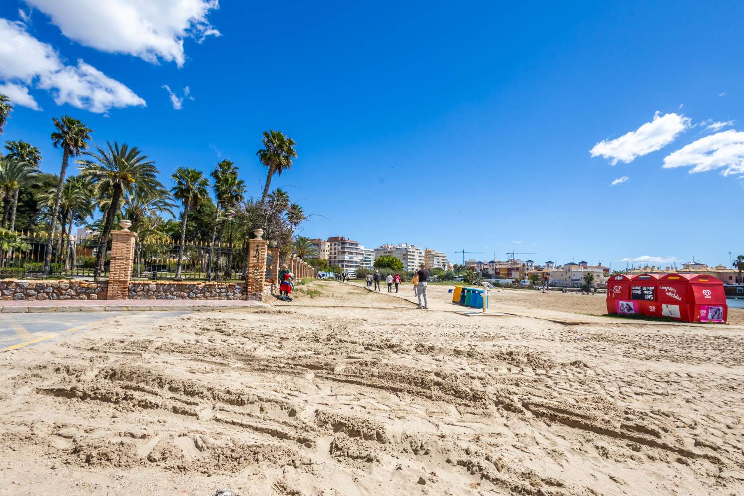 VIVIENDA REFORMADA A 50 M DE LA PLAYA DEL ACEQUIÓN: LUZ, AMPLITUD Y TERRAZA CON VISTAS AL MAR