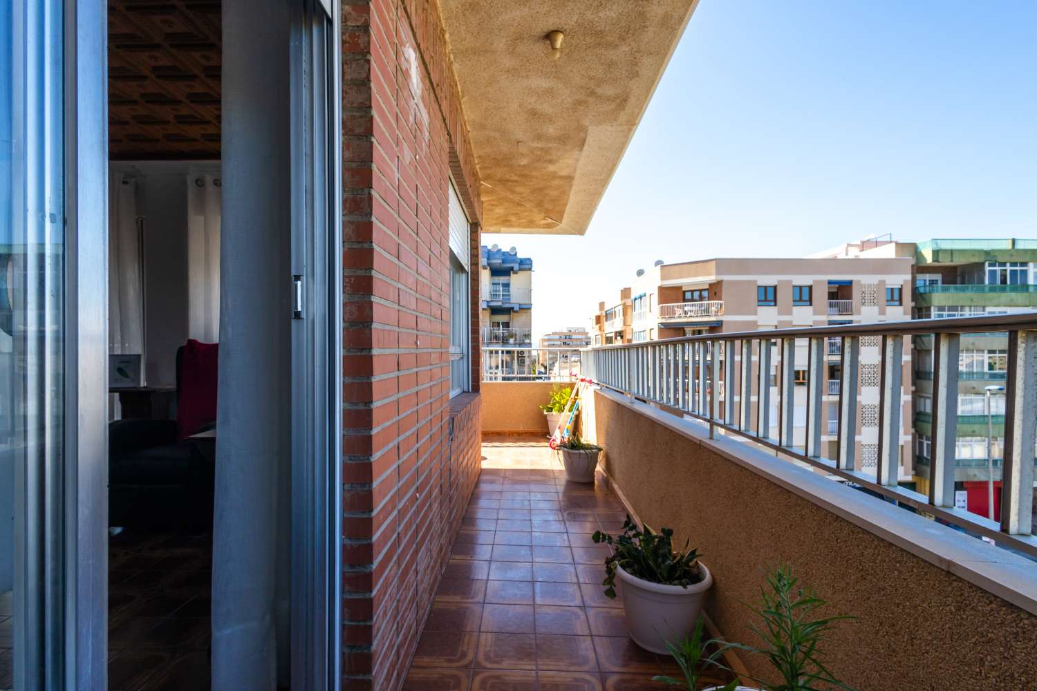 VIVIENDA REFORMADA A 50 M DE LA PLAYA DEL ACEQUIÓN: LUZ, AMPLITUD Y TERRAZA CON VISTAS AL MAR