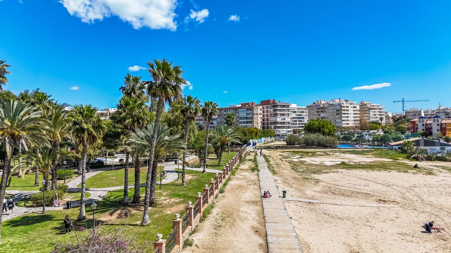 VIVIENDA REFORMADA A 50 M DE LA PLAYA DEL ACEQUIÓN: LUZ, AMPLITUD Y TERRAZA CON VISTAS AL MAR
