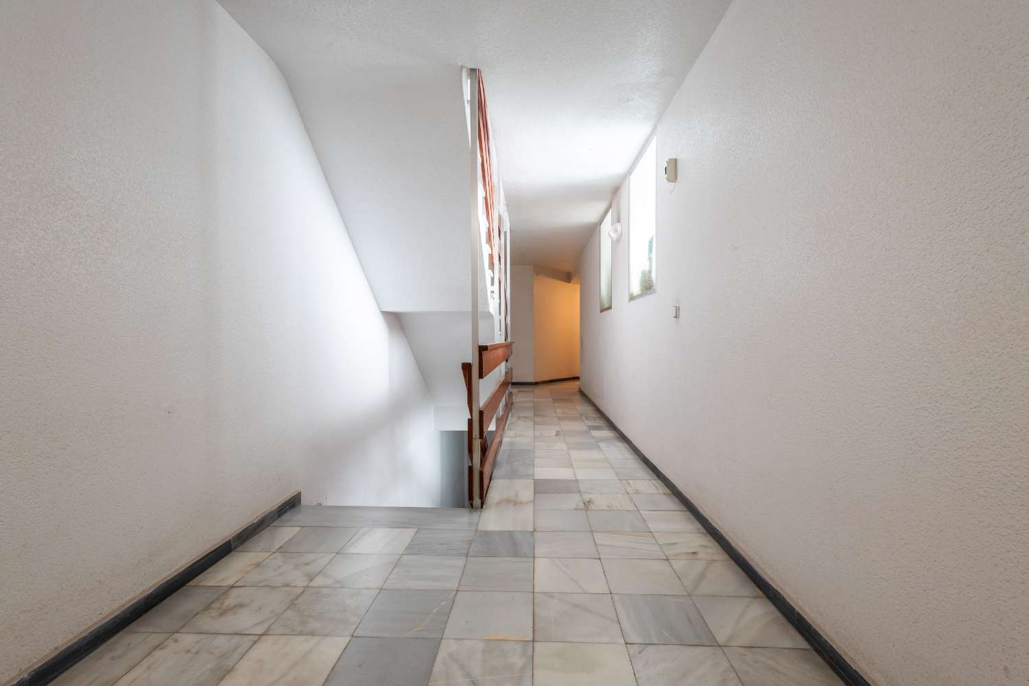 VIVIENDA REFORMADA A 50 M DE LA PLAYA DEL ACEQUIÓN: LUZ, AMPLITUD Y TERRAZA CON VISTAS AL MAR