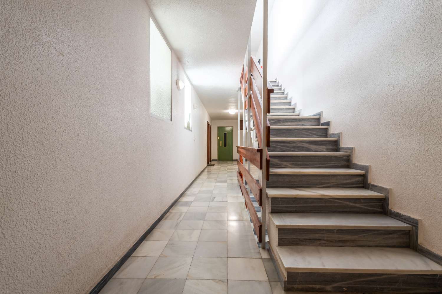 VIVIENDA REFORMADA A 50 M DE LA PLAYA DEL ACEQUIÓN: LUZ, AMPLITUD Y TERRAZA CON VISTAS AL MAR