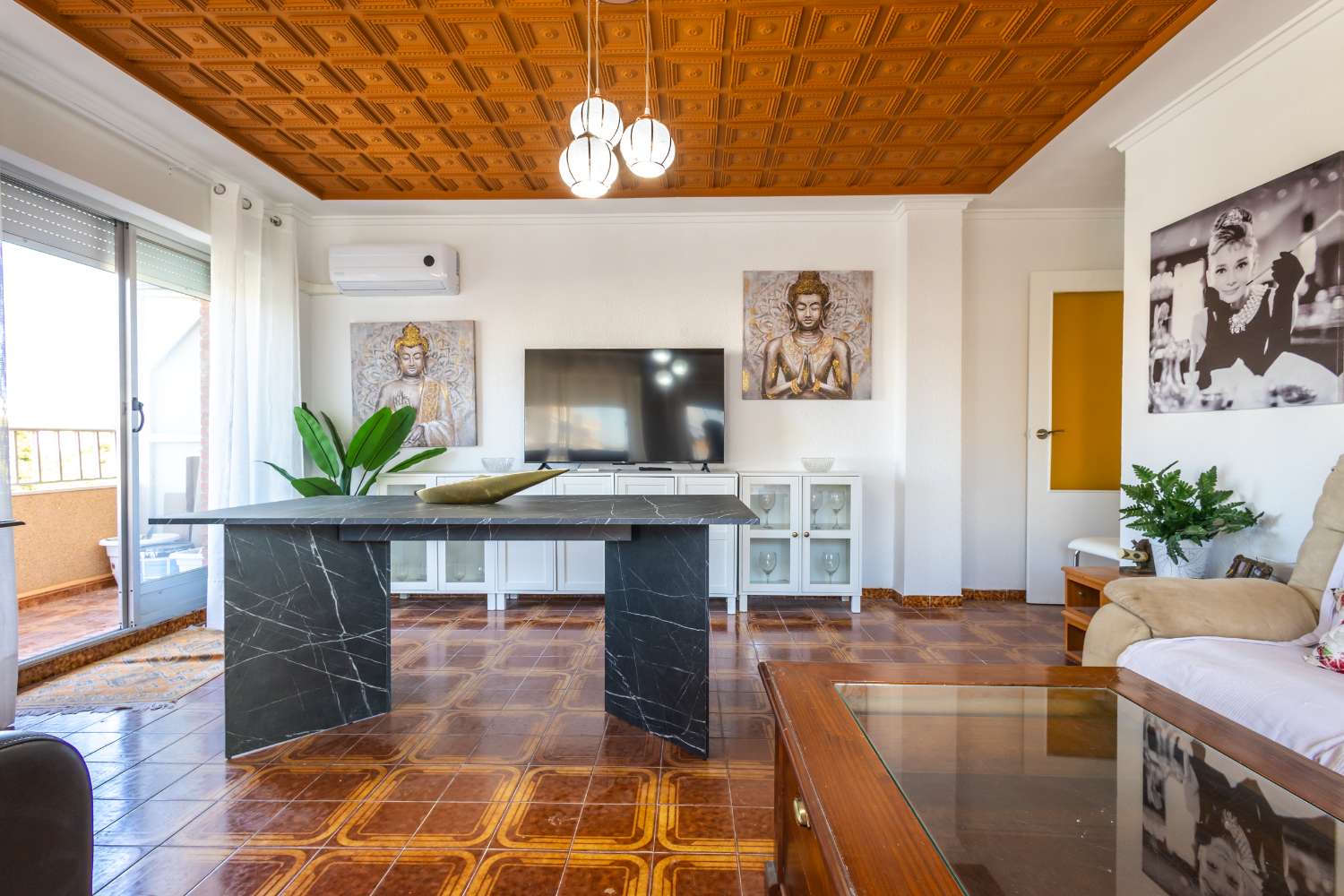 VIVIENDA REFORMADA A 50 M DE LA PLAYA DEL ACEQUIÓN: LUZ, AMPLITUD Y TERRAZA CON VISTAS AL MAR