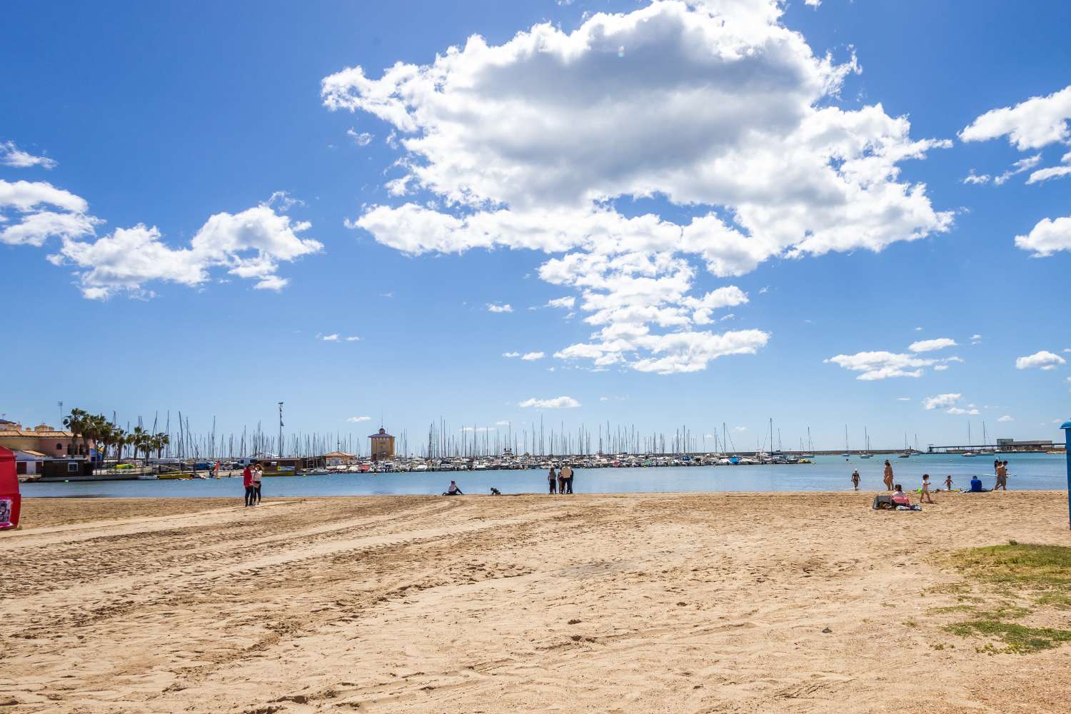 VIVIENDA REFORMADA A 50 M DE LA PLAYA DEL ACEQUIÓN: LUZ, AMPLITUD Y TERRAZA CON VISTAS AL MAR