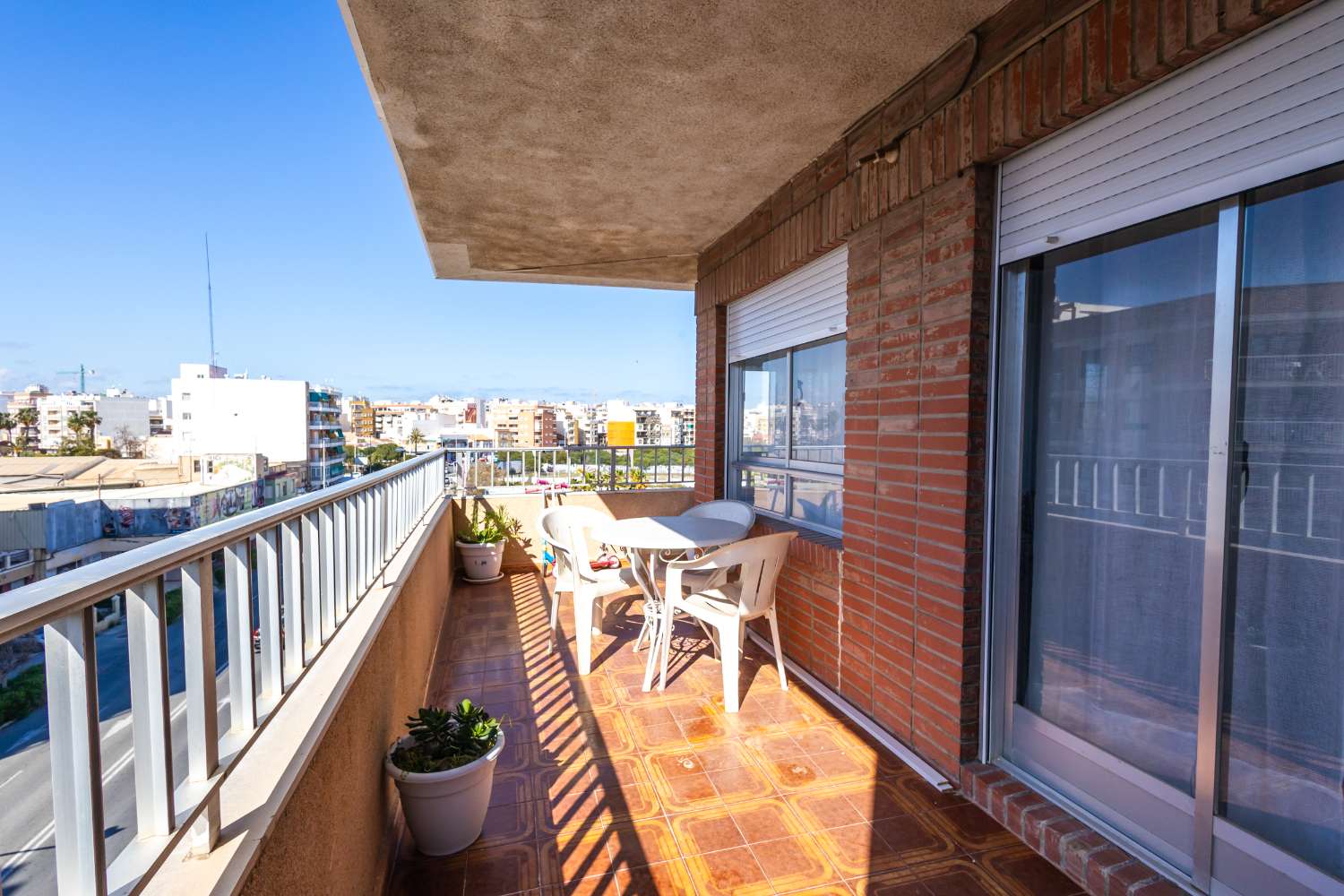VIVIENDA REFORMADA A 50 M DE LA PLAYA DEL ACEQUIÓN: LUZ, AMPLITUD Y TERRAZA CON VISTAS AL MAR