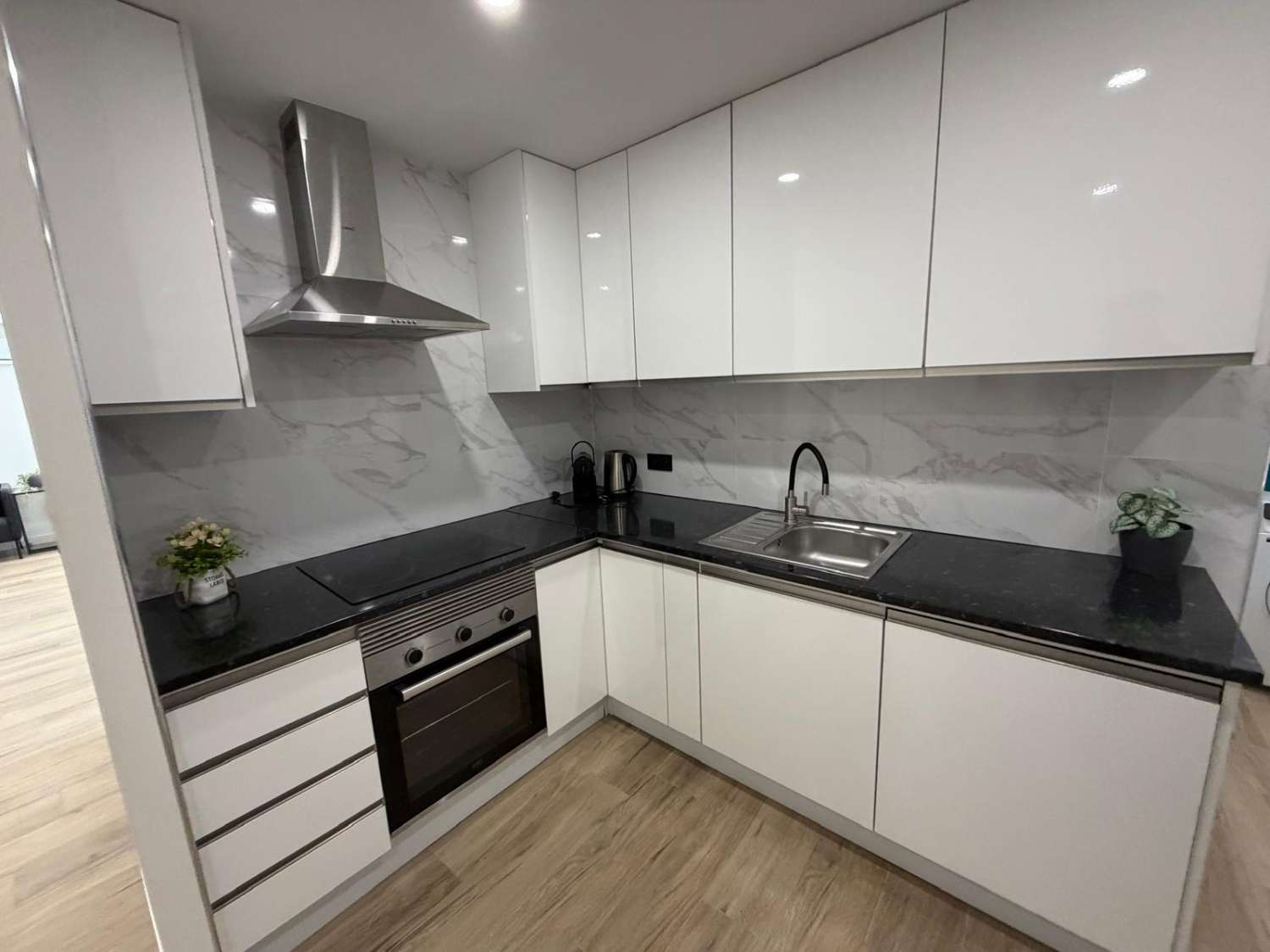 ВІДРЕМОНТОВАНА ПЛЯЖНА КВАРТИРА 1ST LINE У ТОРРЕВ'ЄХА З ВИДОМ НА ТЕРАСУ ТА МОРЕ