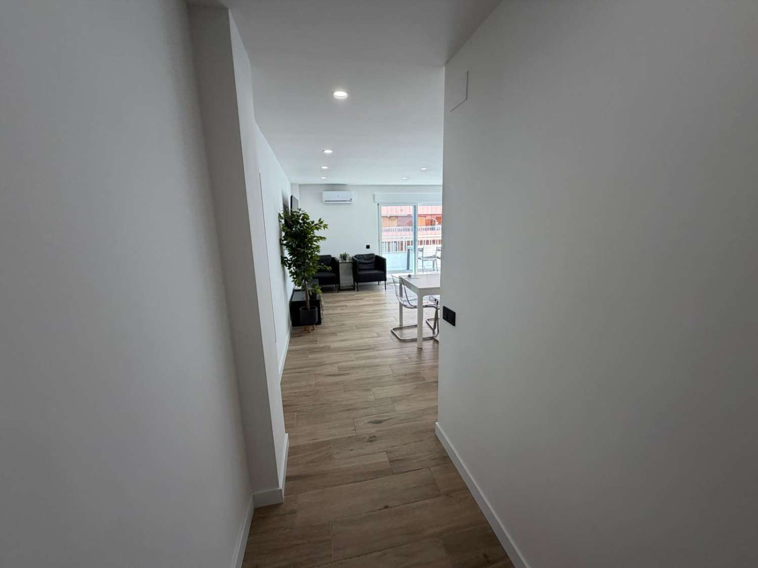 ВІДРЕМОНТОВАНА ПЛЯЖНА КВАРТИРА 1ST LINE У ТОРРЕВ'ЄХА З ВИДОМ НА ТЕРАСУ ТА МОРЕ