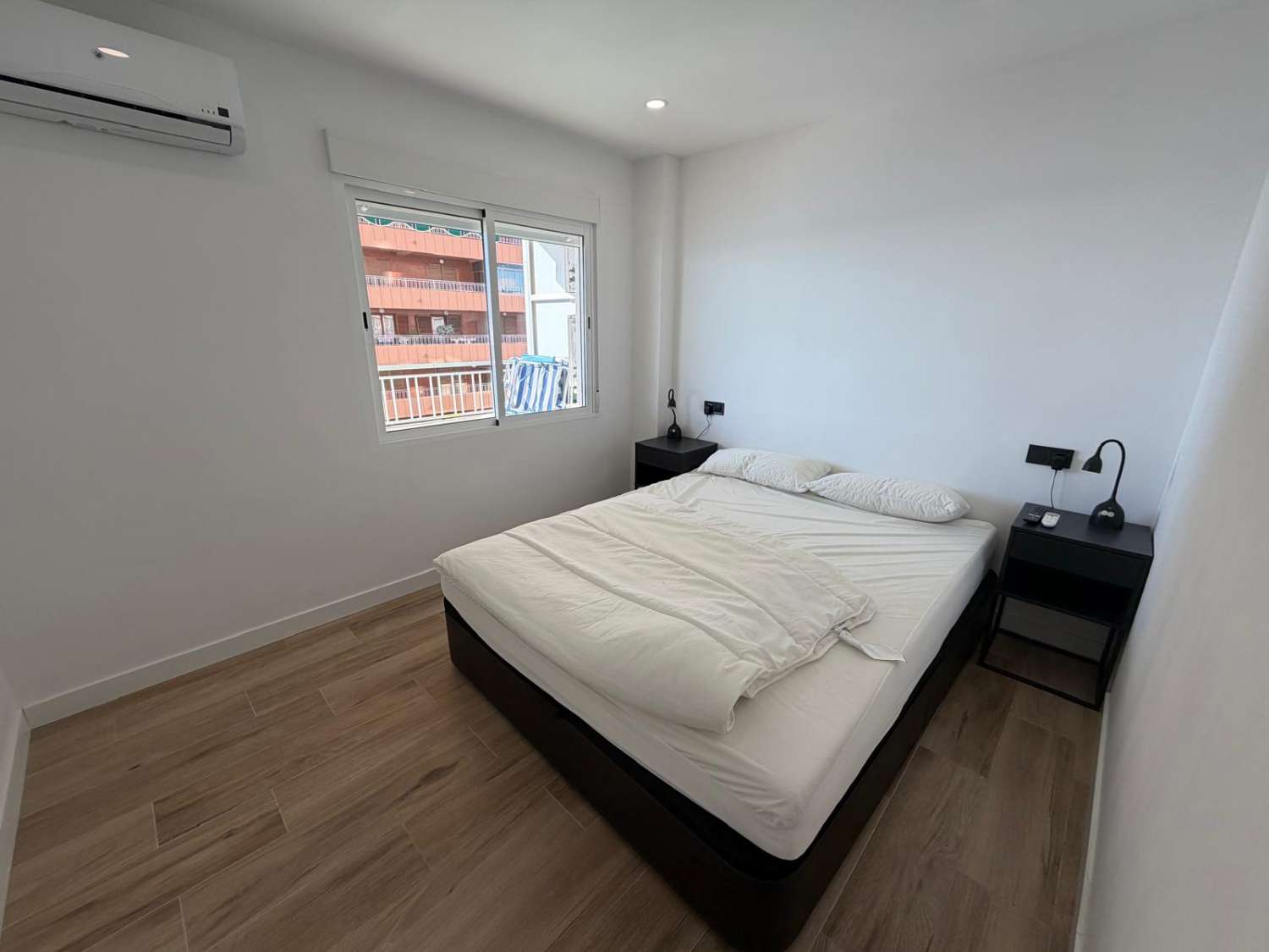 ВІДРЕМОНТОВАНА ПЛЯЖНА КВАРТИРА 1ST LINE У ТОРРЕВ'ЄХА З ВИДОМ НА ТЕРАСУ ТА МОРЕ