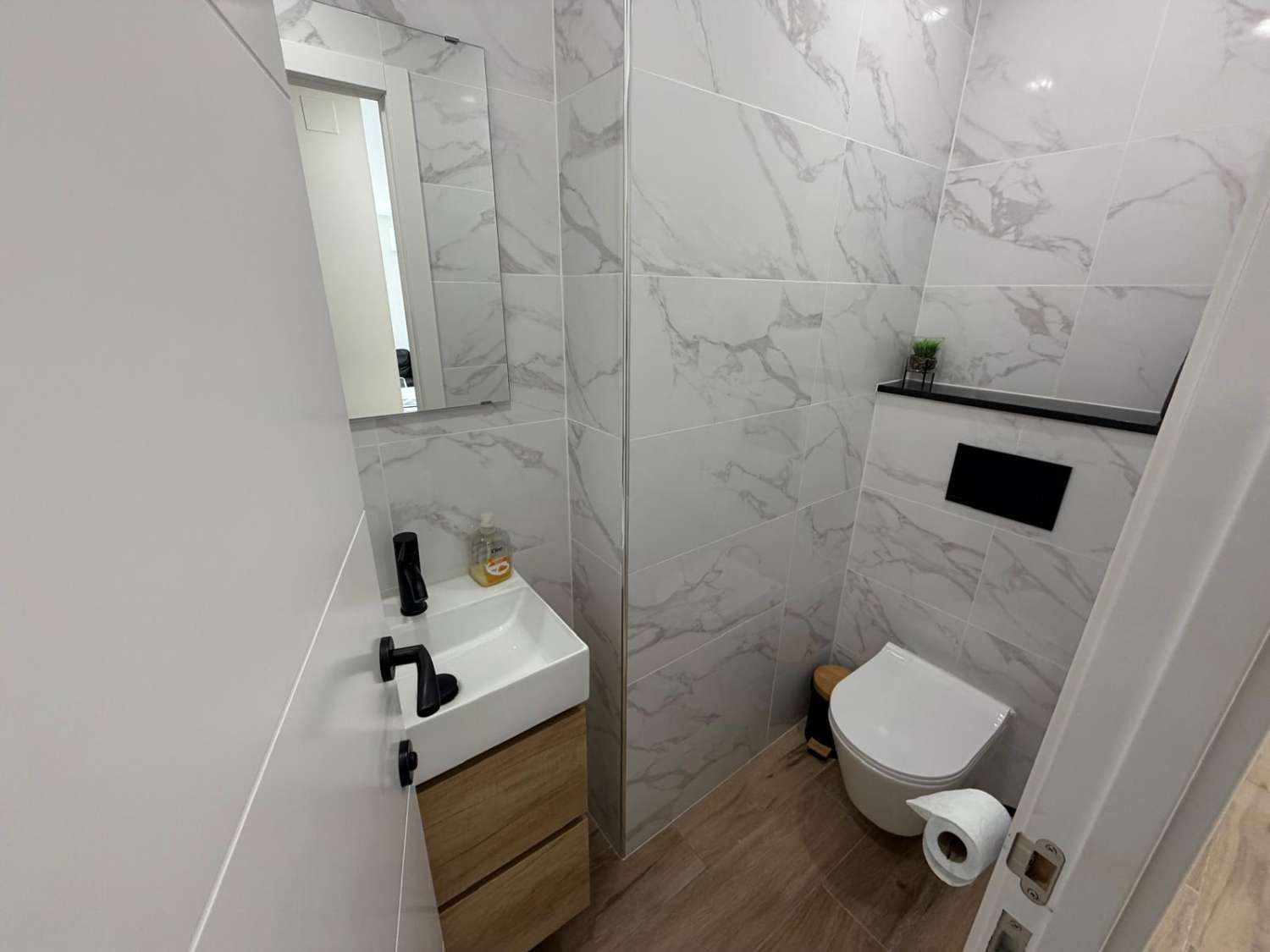 ВІДРЕМОНТОВАНА ПЛЯЖНА КВАРТИРА 1ST LINE У ТОРРЕВ'ЄХА З ВИДОМ НА ТЕРАСУ ТА МОРЕ