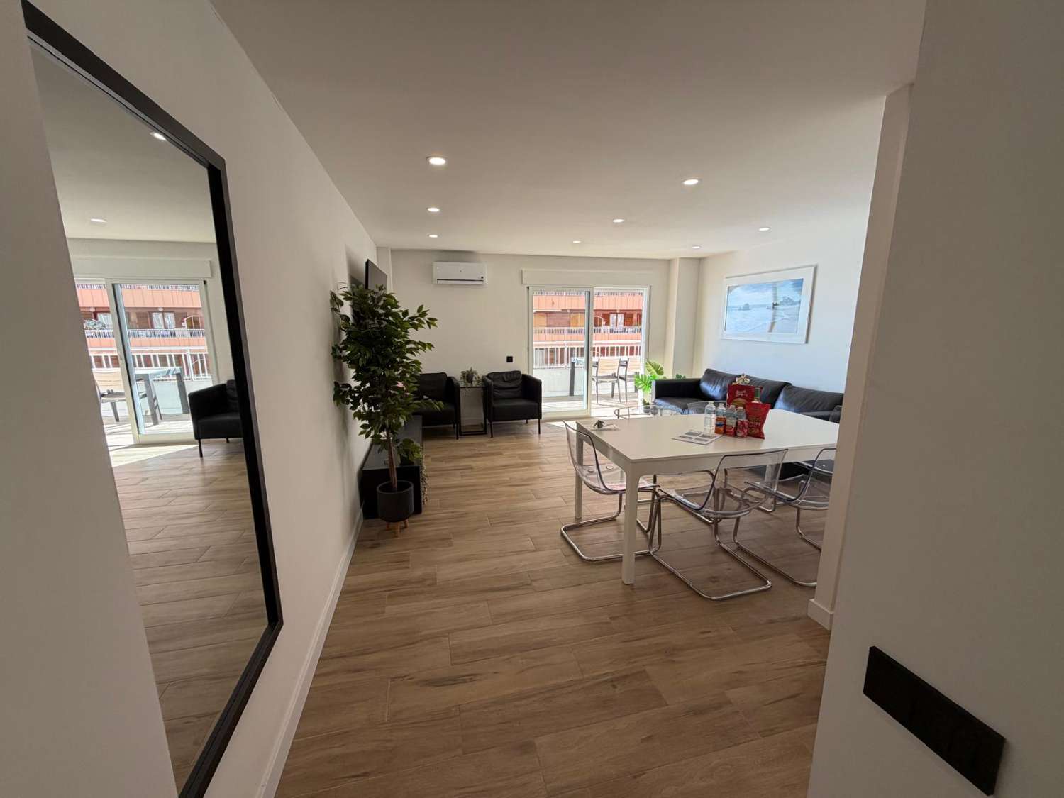 ВІДРЕМОНТОВАНА ПЛЯЖНА КВАРТИРА 1ST LINE У ТОРРЕВ'ЄХА З ВИДОМ НА ТЕРАСУ ТА МОРЕ