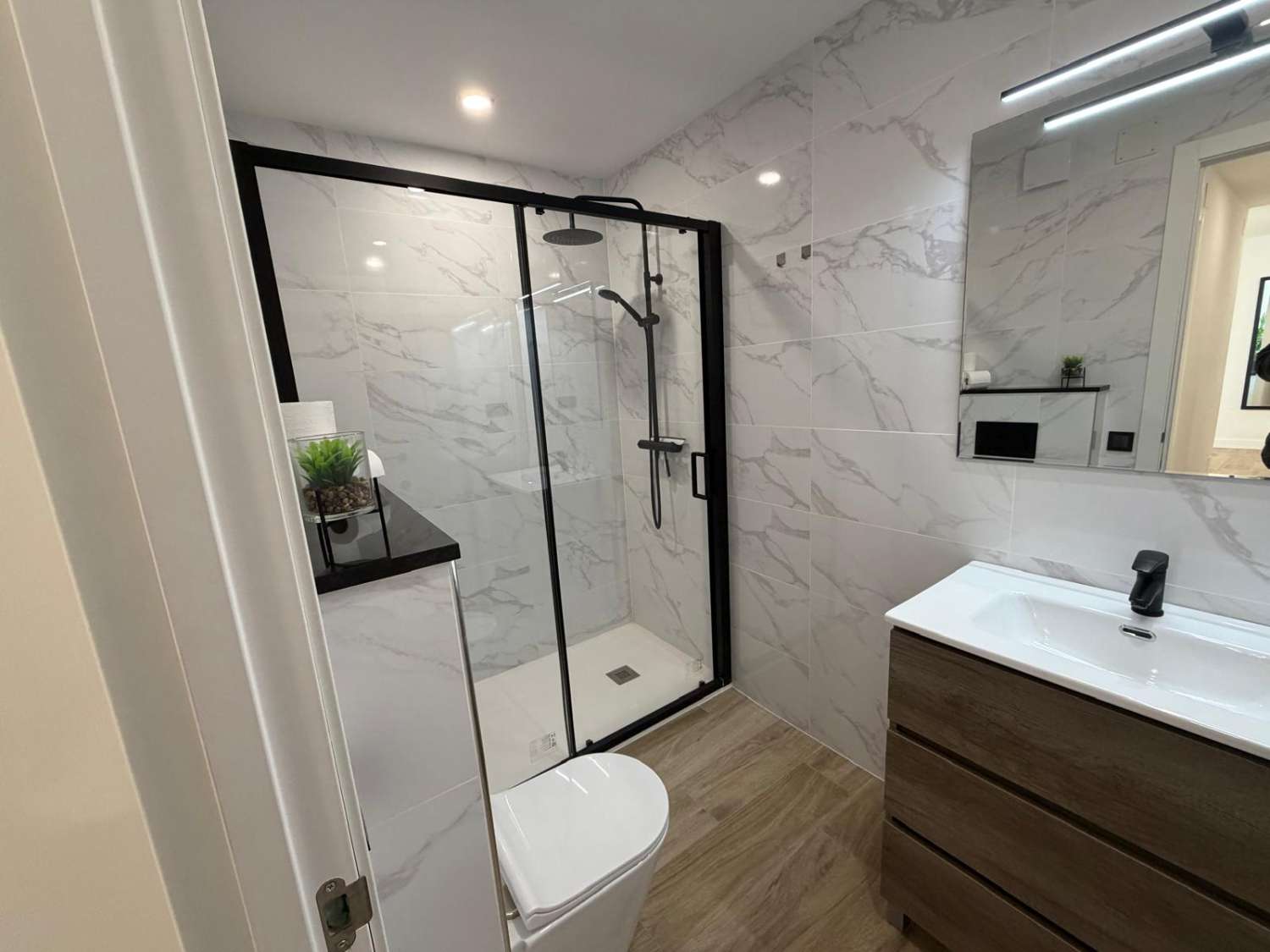 ВІДРЕМОНТОВАНА ПЛЯЖНА КВАРТИРА 1ST LINE У ТОРРЕВ'ЄХА З ВИДОМ НА ТЕРАСУ ТА МОРЕ