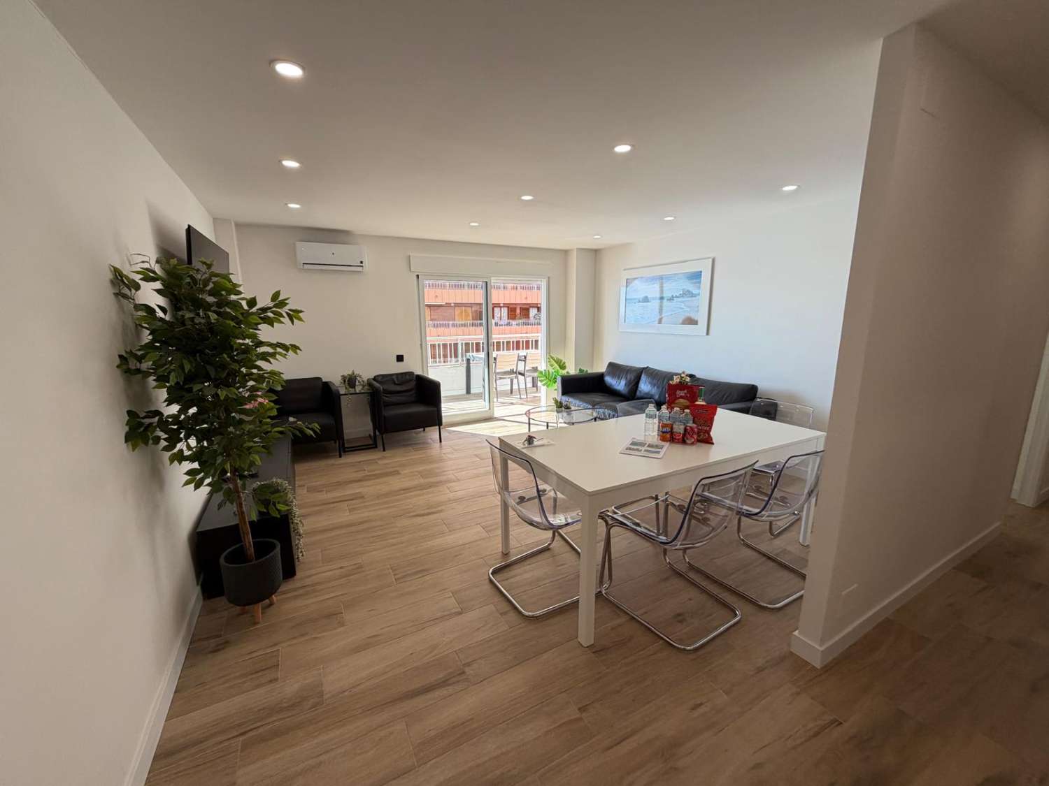 ВІДРЕМОНТОВАНА ПЛЯЖНА КВАРТИРА 1ST LINE У ТОРРЕВ'ЄХА З ВИДОМ НА ТЕРАСУ ТА МОРЕ