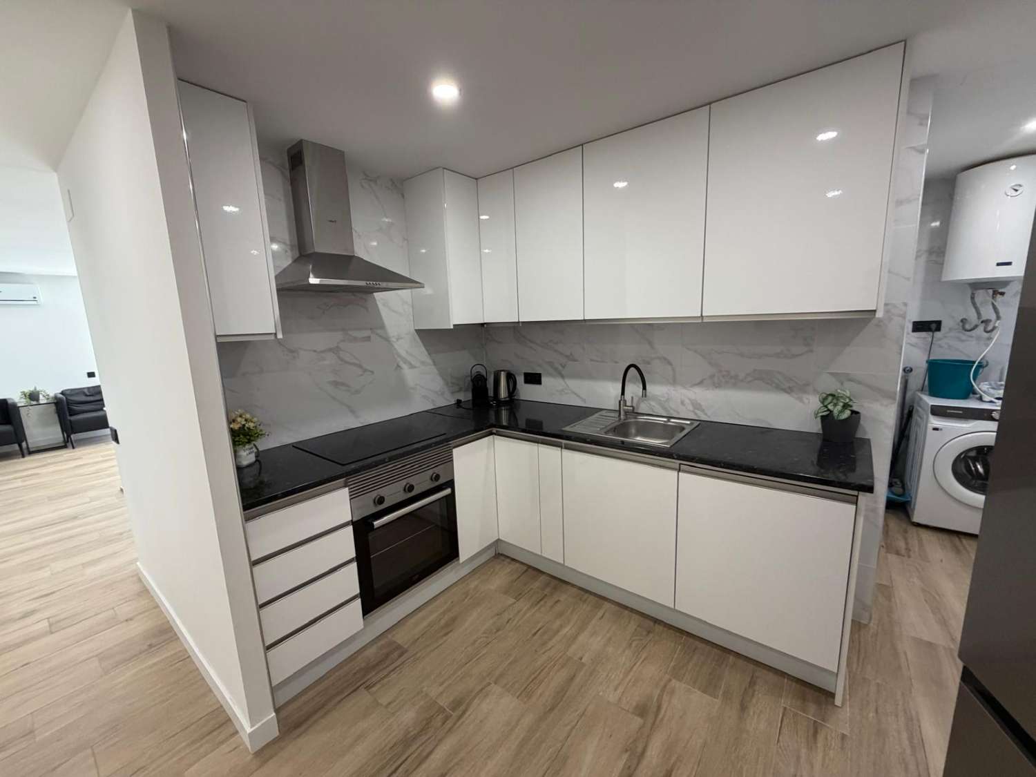 ВІДРЕМОНТОВАНА ПЛЯЖНА КВАРТИРА 1ST LINE У ТОРРЕВ'ЄХА З ВИДОМ НА ТЕРАСУ ТА МОРЕ