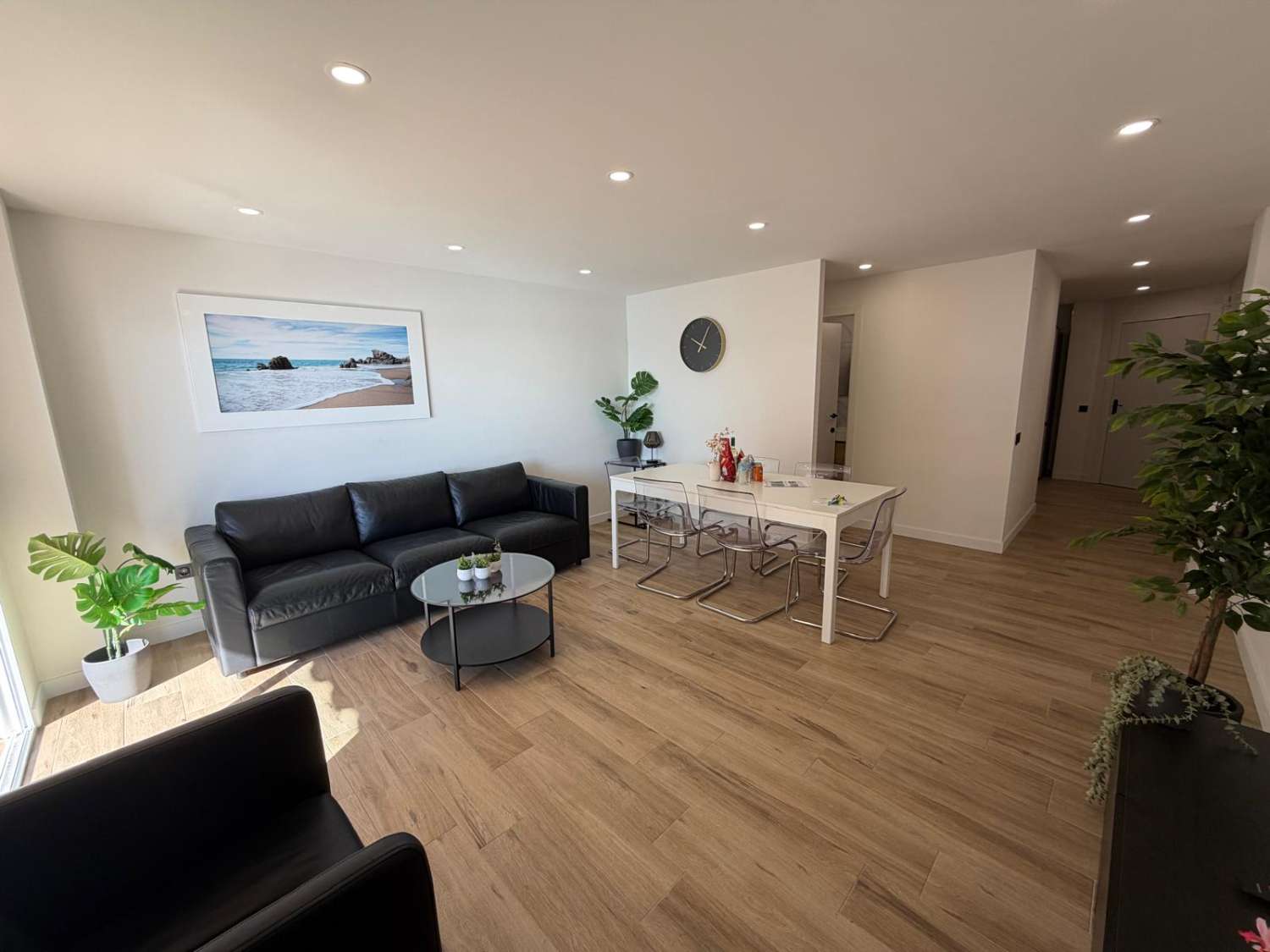 ВІДРЕМОНТОВАНА ПЛЯЖНА КВАРТИРА 1ST LINE У ТОРРЕВ'ЄХА З ВИДОМ НА ТЕРАСУ ТА МОРЕ