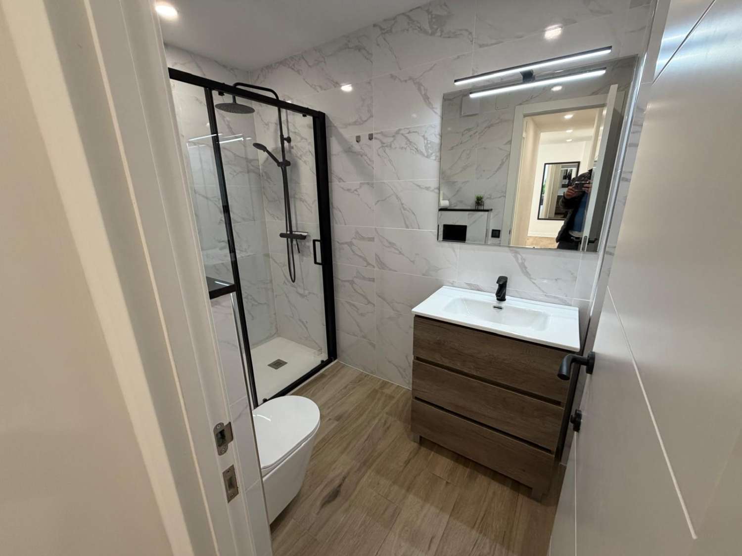 ВІДРЕМОНТОВАНА ПЛЯЖНА КВАРТИРА 1ST LINE У ТОРРЕВ'ЄХА З ВИДОМ НА ТЕРАСУ ТА МОРЕ