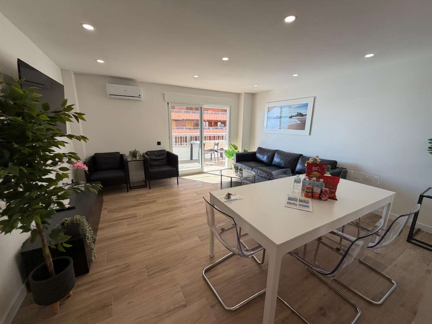 ВІДРЕМОНТОВАНА ПЛЯЖНА КВАРТИРА 1ST LINE У ТОРРЕВ'ЄХА З ВИДОМ НА ТЕРАСУ ТА МОРЕ