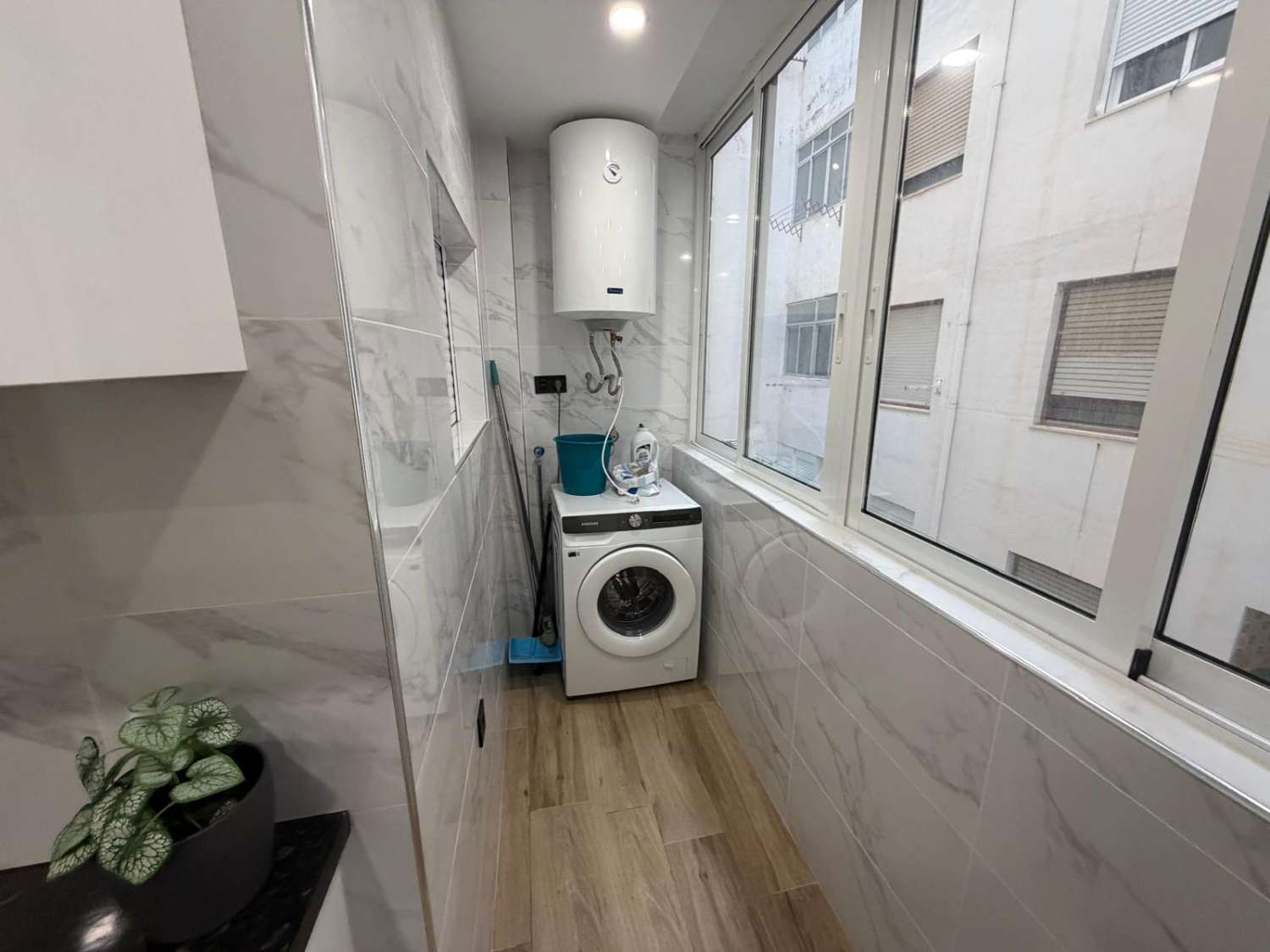 ВІДРЕМОНТОВАНА ПЛЯЖНА КВАРТИРА 1ST LINE У ТОРРЕВ'ЄХА З ВИДОМ НА ТЕРАСУ ТА МОРЕ