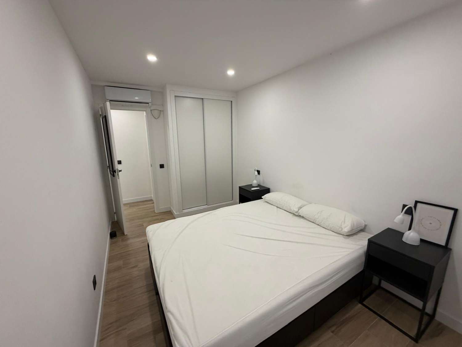 ВІДРЕМОНТОВАНА ПЛЯЖНА КВАРТИРА 1ST LINE У ТОРРЕВ'ЄХА З ВИДОМ НА ТЕРАСУ ТА МОРЕ