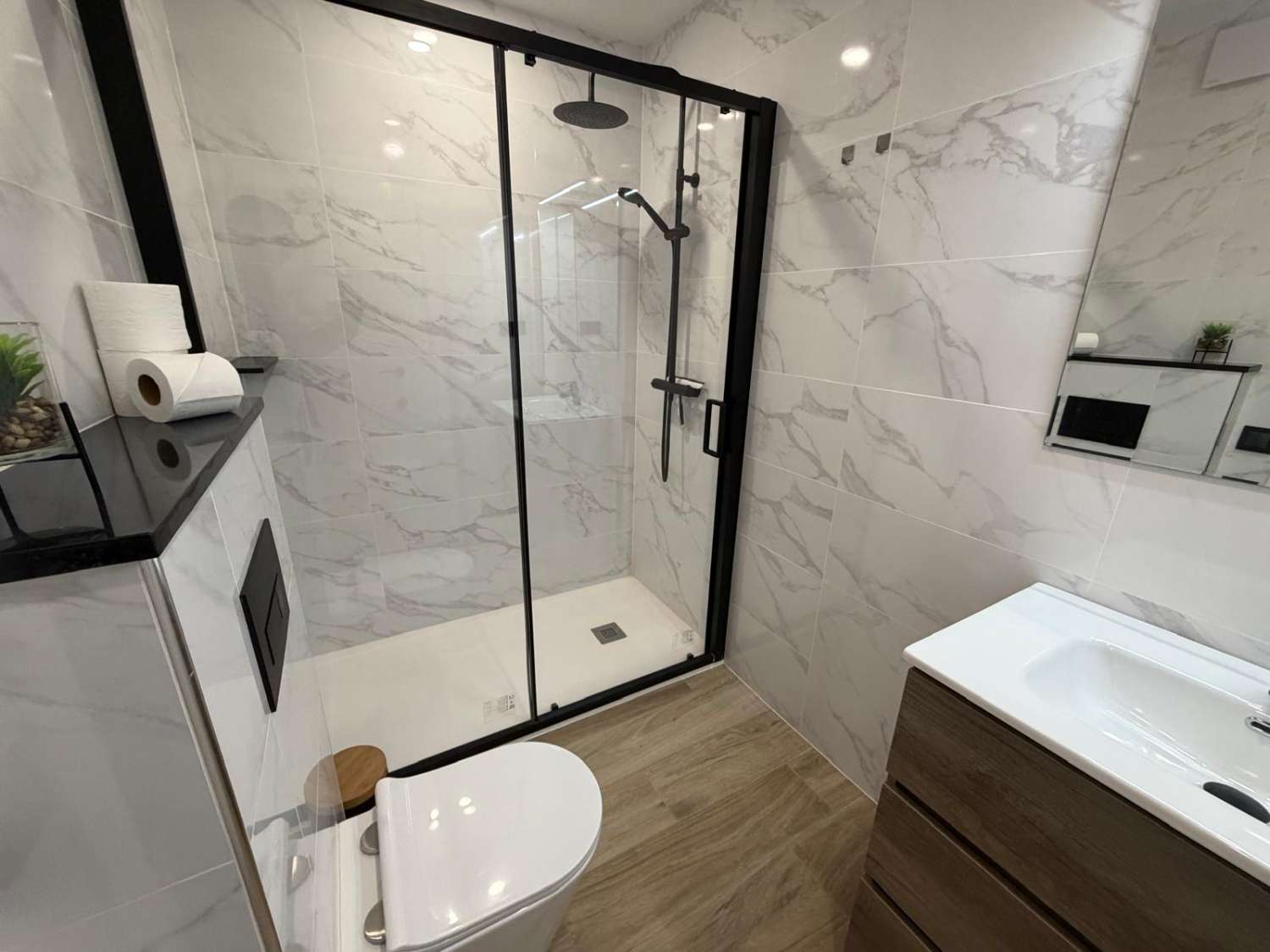 ВІДРЕМОНТОВАНА ПЛЯЖНА КВАРТИРА 1ST LINE У ТОРРЕВ'ЄХА З ВИДОМ НА ТЕРАСУ ТА МОРЕ