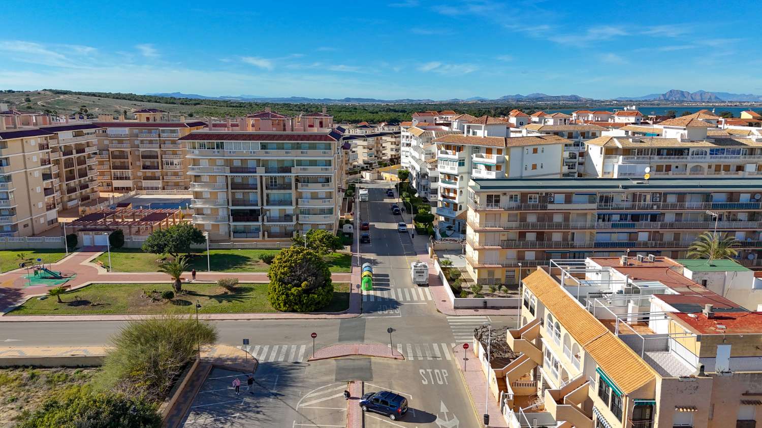 BUNGALOW A 50 METROS DEL MAR CON JARDÍN PRIVADO Y GARAJE EN LA MATA