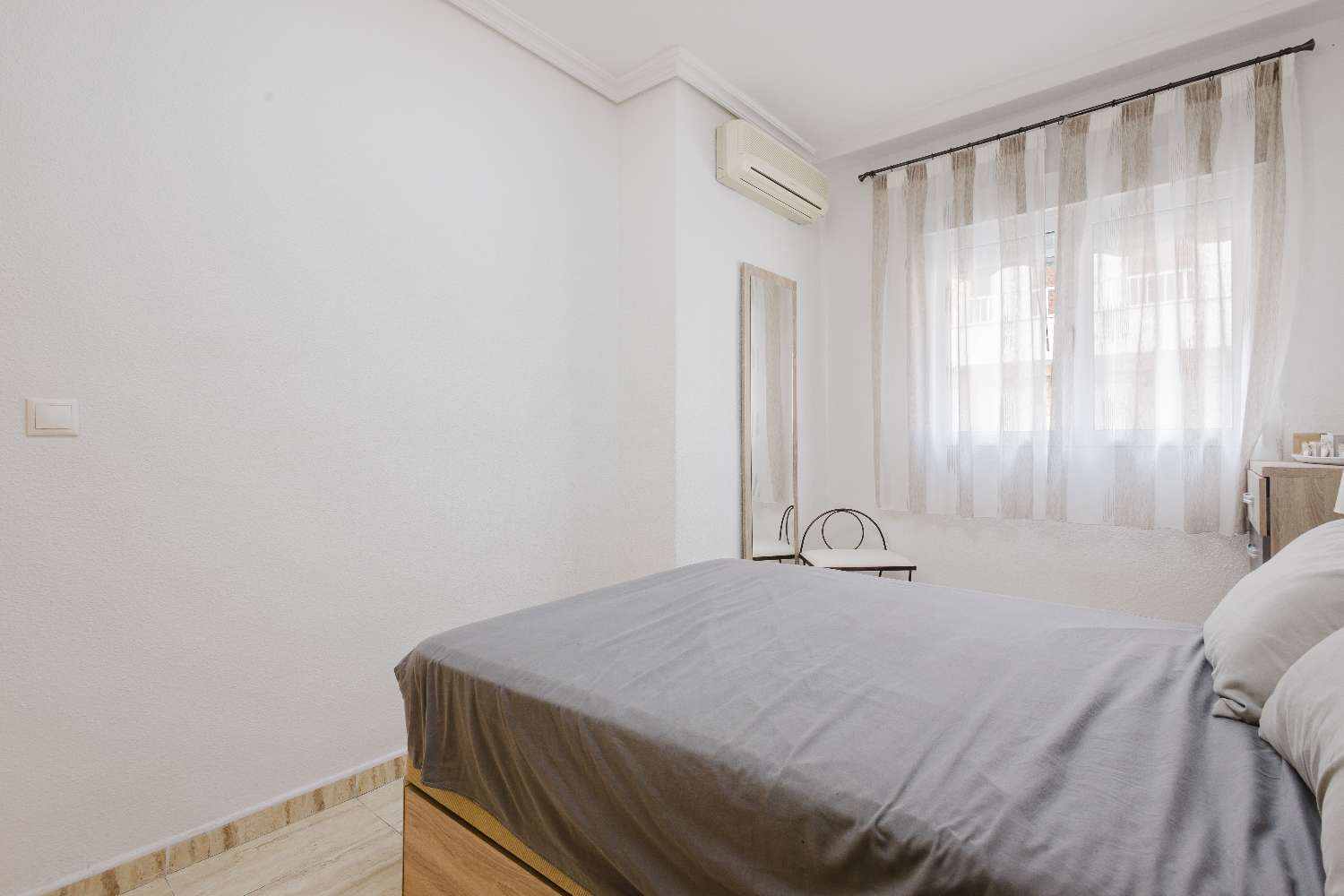 APARTAMENTO CON VISTAS AL MAR Y ORIENTACIÓN SUR EN TORREVIEJA