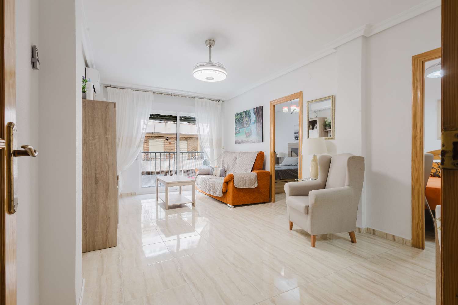 APARTAMENTO CON VISTAS AL MAR Y ORIENTACIÓN SUR EN TORREVIEJA