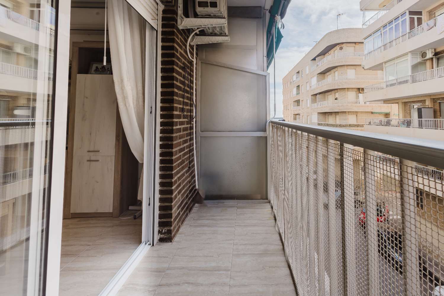 APARTAMENTO CON VISTAS AL MAR Y ORIENTACIÓN SUR EN TORREVIEJA