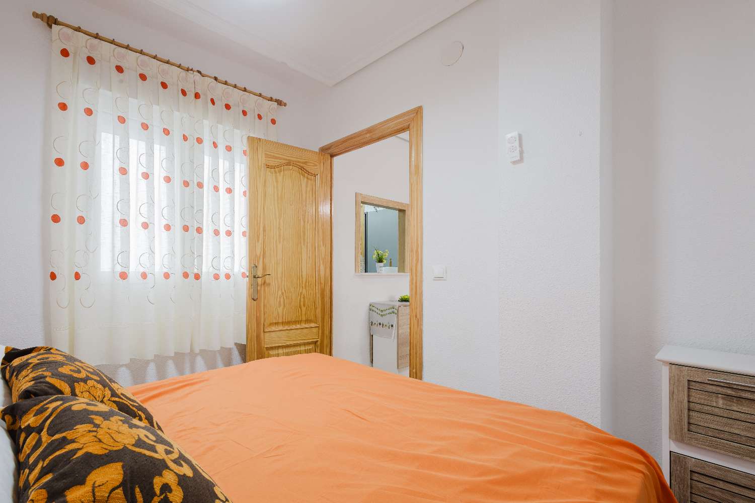 APARTAMENTO CON VISTAS AL MAR Y ORIENTACIÓN SUR EN TORREVIEJA