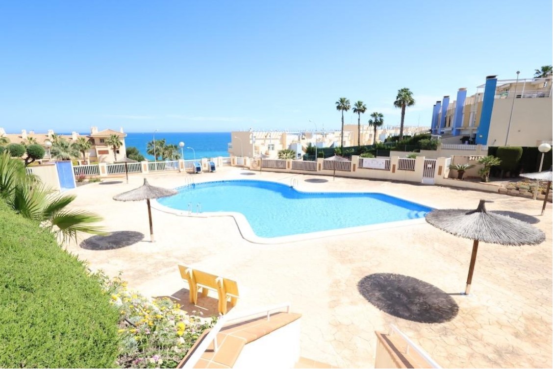 ????️ **APARTAMENTO EN PLANTA BAJA CON VISTAS AL MAR Y TERRAZA