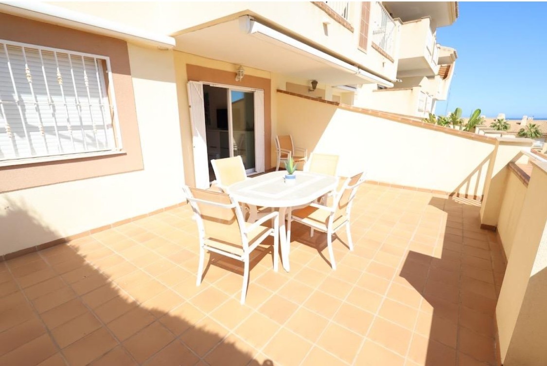 ????️ **APARTAMENTO EN PLANTA BAJA CON VISTAS AL MAR Y TERRAZA