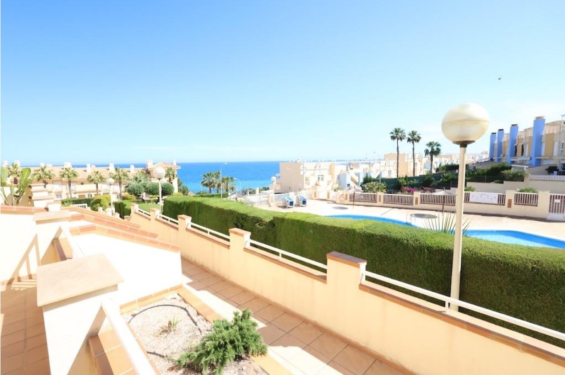 ????️ **APARTAMENTO EN PLANTA BAJA CON VISTAS AL MAR Y TERRAZA