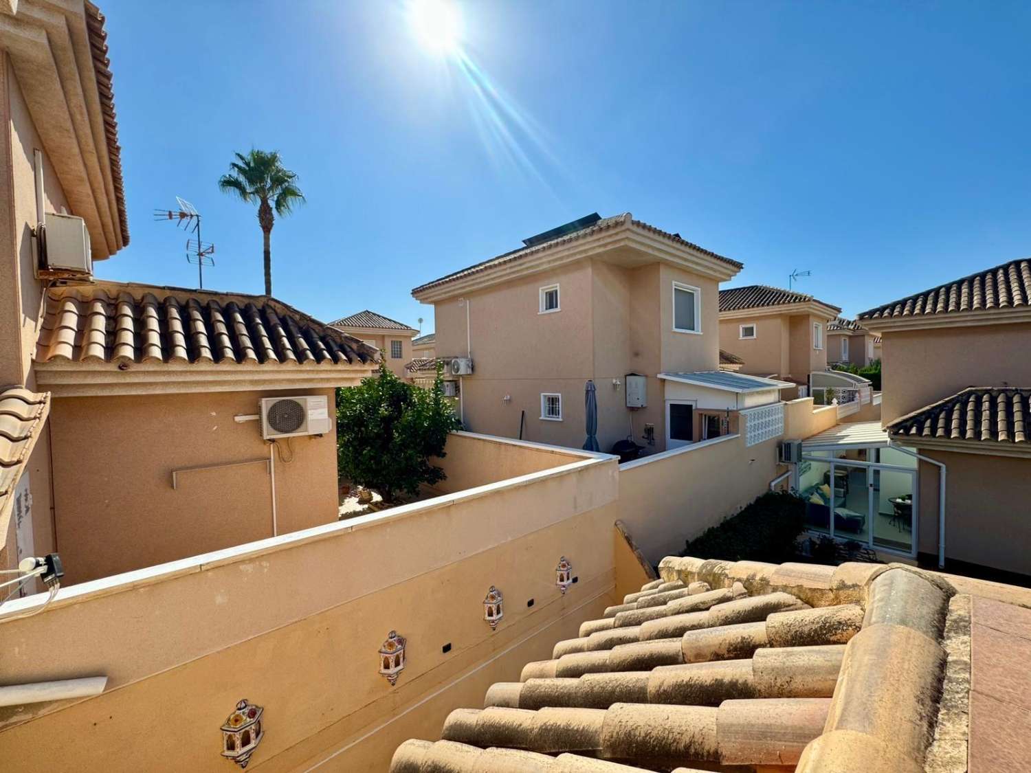 OPORTUNIDAD EN LOS ALTOS – VIVIENDA INDEPENDIENTE CON JARDÍN Y PISCINA A POCOS MINUTOS DE LA PLAYA