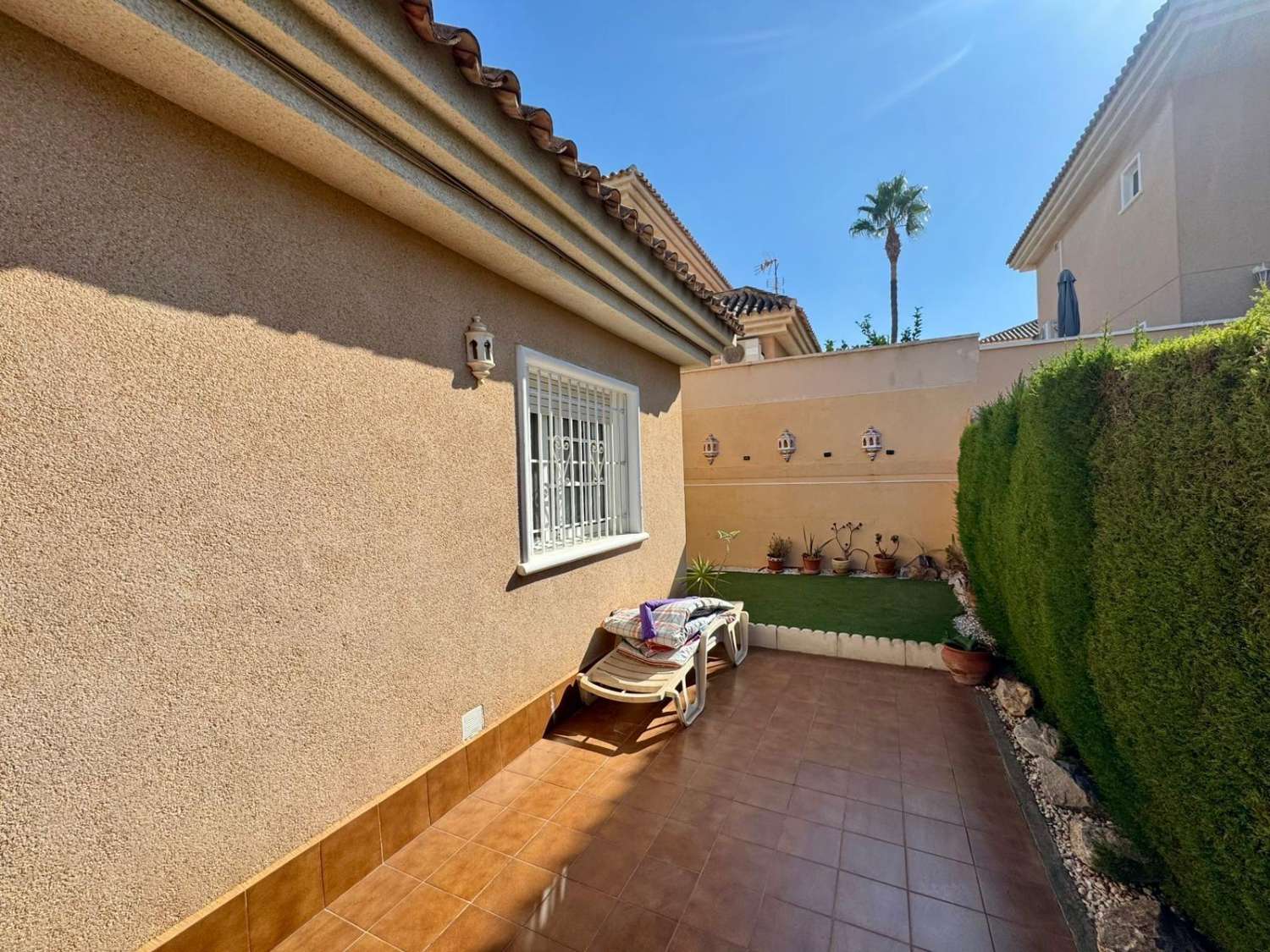 OPORTUNIDAD EN LOS ALTOS – VIVIENDA INDEPENDIENTE CON JARDÍN Y PISCINA A POCOS MINUTOS DE LA PLAYA