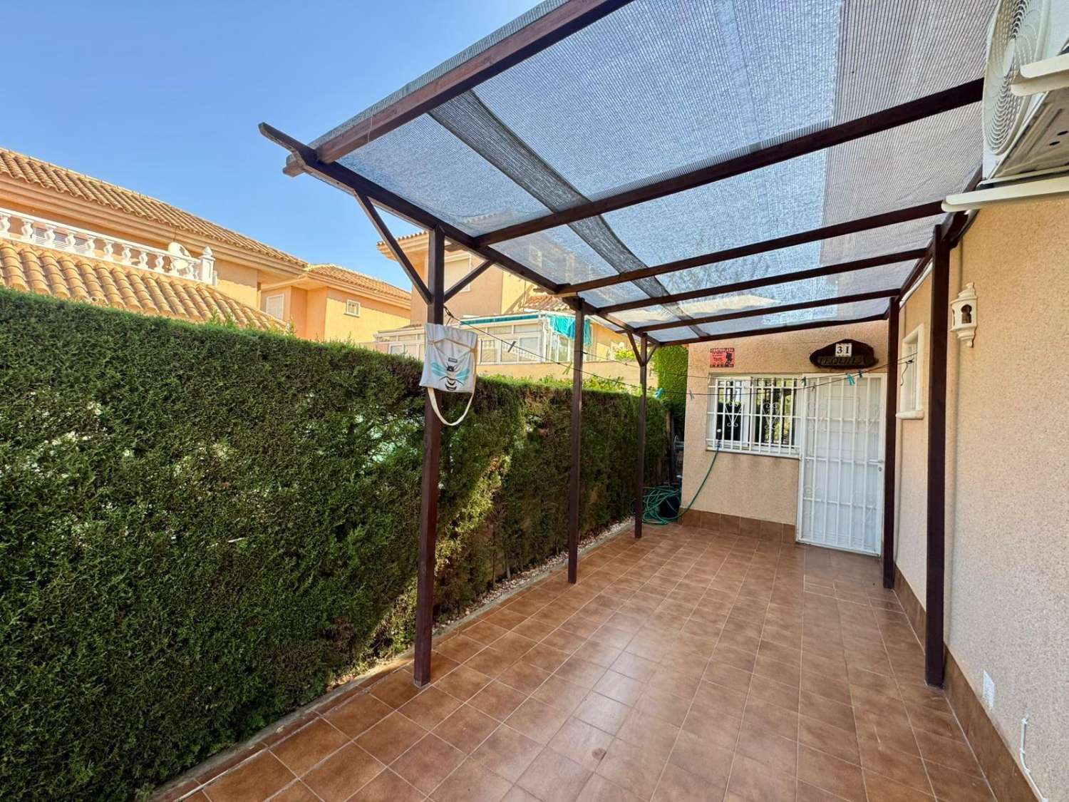 OPORTUNIDAD EN LOS ALTOS – VIVIENDA INDEPENDIENTE CON JARDÍN Y PISCINA A POCOS MINUTOS DE LA PLAYA