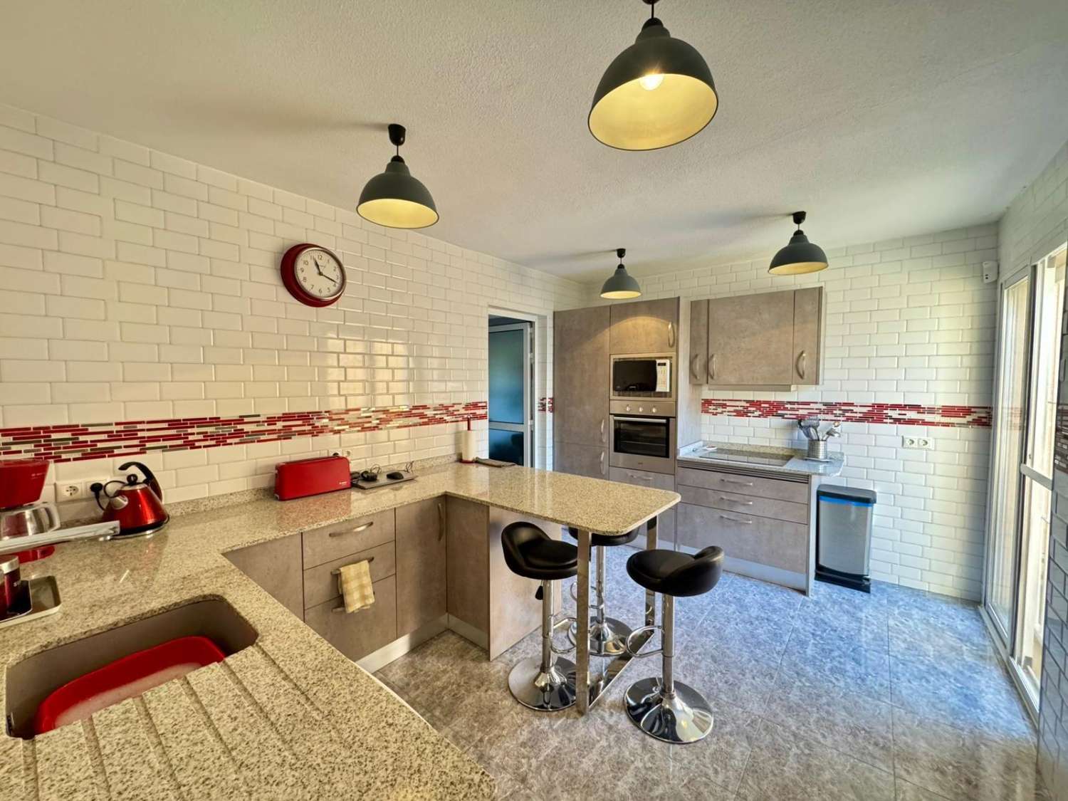 OPORTUNIDAD EN LOS ALTOS – VIVIENDA INDEPENDIENTE CON JARDÍN Y PISCINA A POCOS MINUTOS DE LA PLAYA