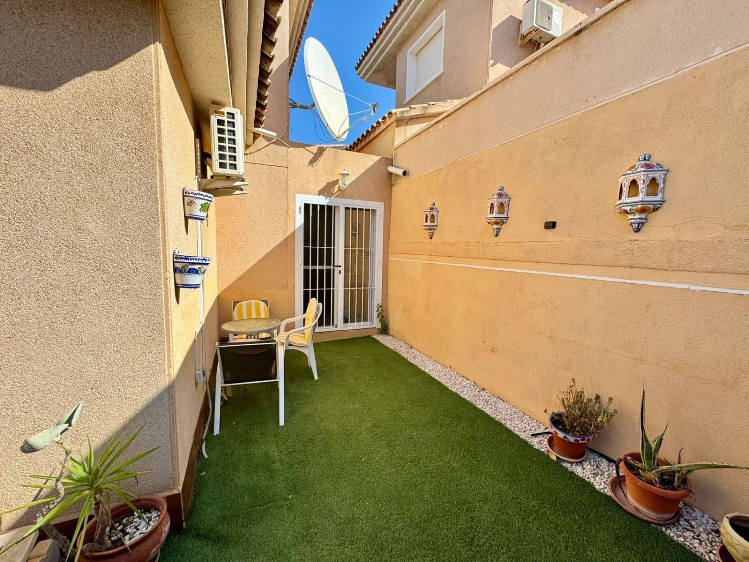 OPORTUNIDAD EN LOS ALTOS – VIVIENDA INDEPENDIENTE CON JARDÍN Y PISCINA A POCOS MINUTOS DE LA PLAYA