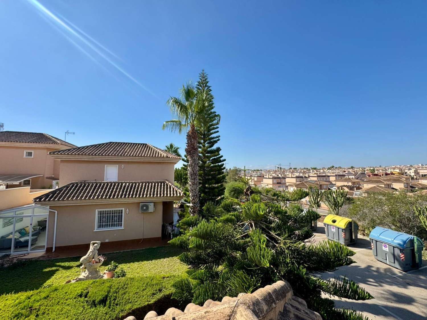 OPORTUNIDAD EN LOS ALTOS – VIVIENDA INDEPENDIENTE CON JARDÍN Y PISCINA A POCOS MINUTOS DE LA PLAYA