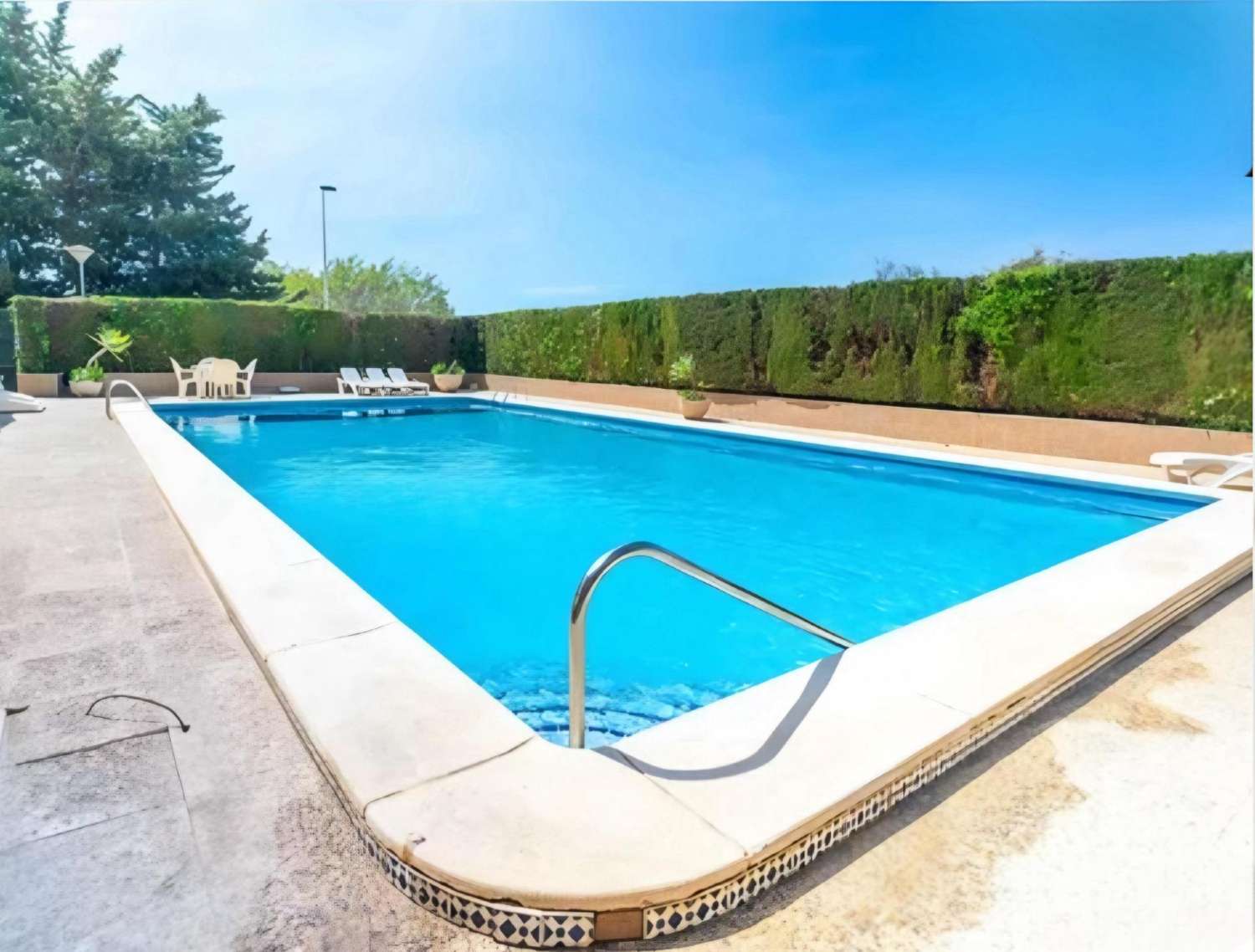 OPORTUNIDAD EN LOS ALTOS – VIVIENDA INDEPENDIENTE CON JARDÍN Y PISCINA A POCOS MINUTOS DE LA PLAYA