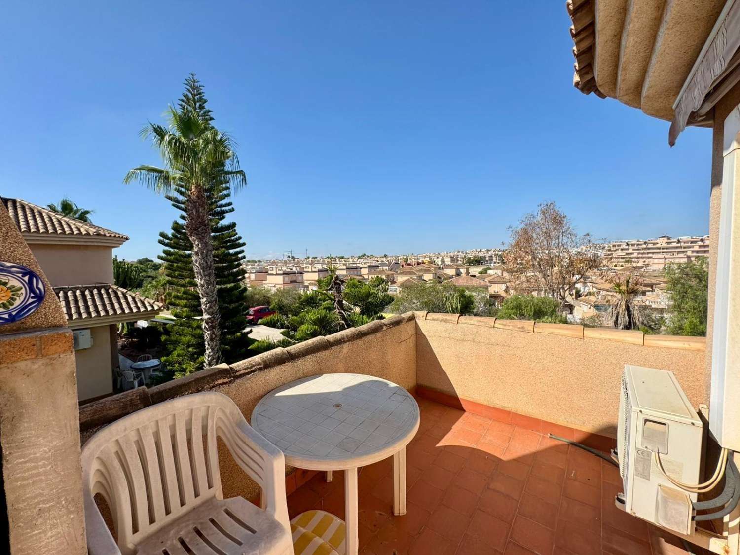 OPORTUNIDAD EN LOS ALTOS – VIVIENDA INDEPENDIENTE CON JARDÍN Y PISCINA A POCOS MINUTOS DE LA PLAYA