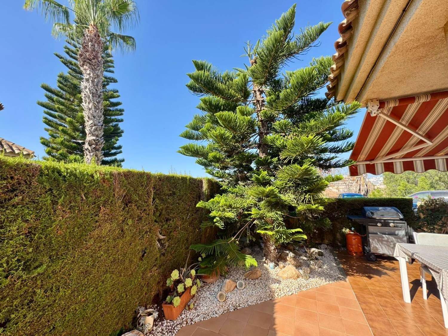 OPORTUNIDAD EN LOS ALTOS – VIVIENDA INDEPENDIENTE CON JARDÍN Y PISCINA A POCOS MINUTOS DE LA PLAYA