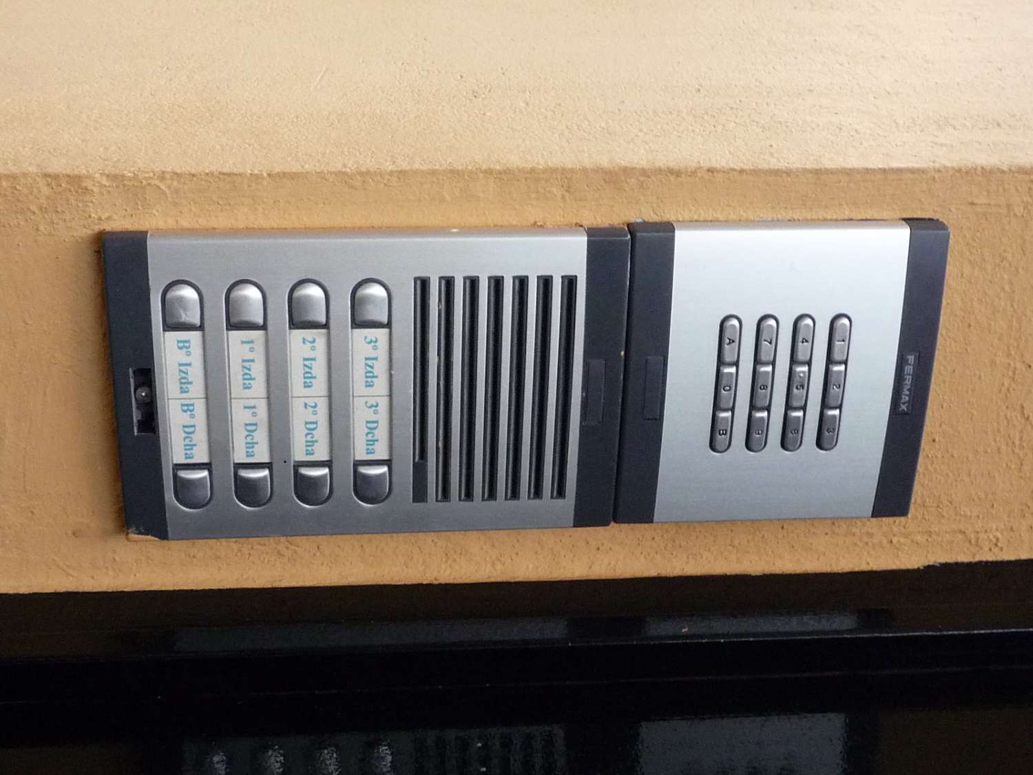 EDIFICIO REFORMADO EN PLENO CENTRO DE ALICANTE CON 8 VIVIENDAS