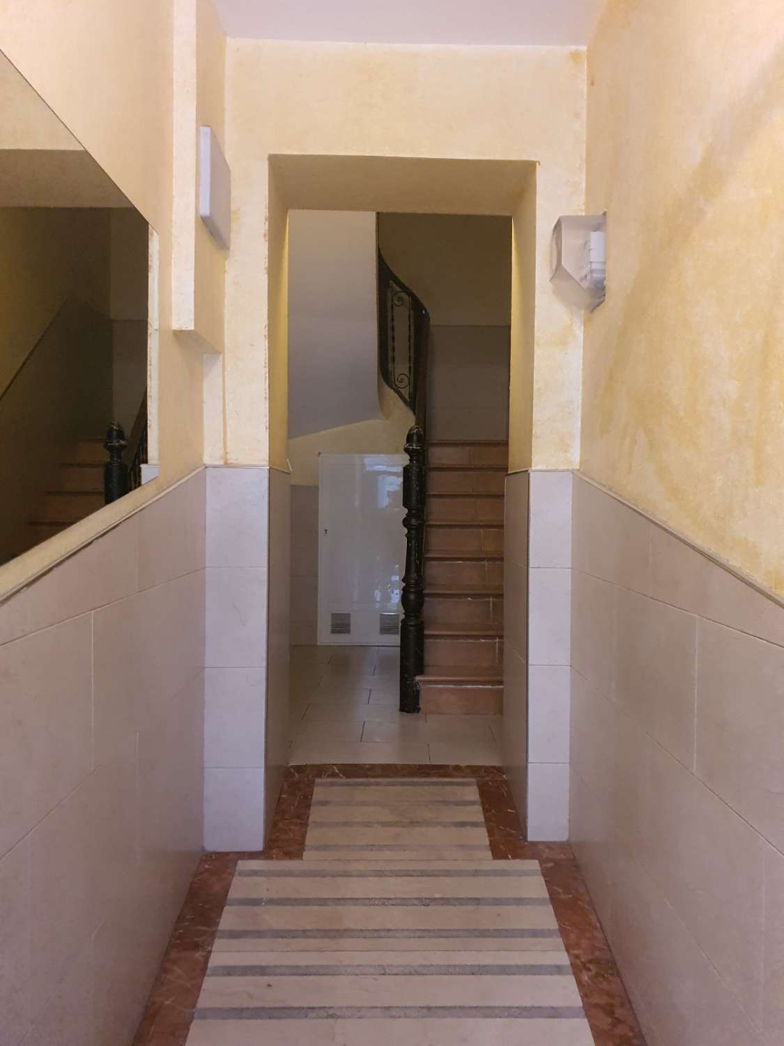 EDIFICIO REFORMADO EN PLENO CENTRO DE ALICANTE CON 8 VIVIENDAS