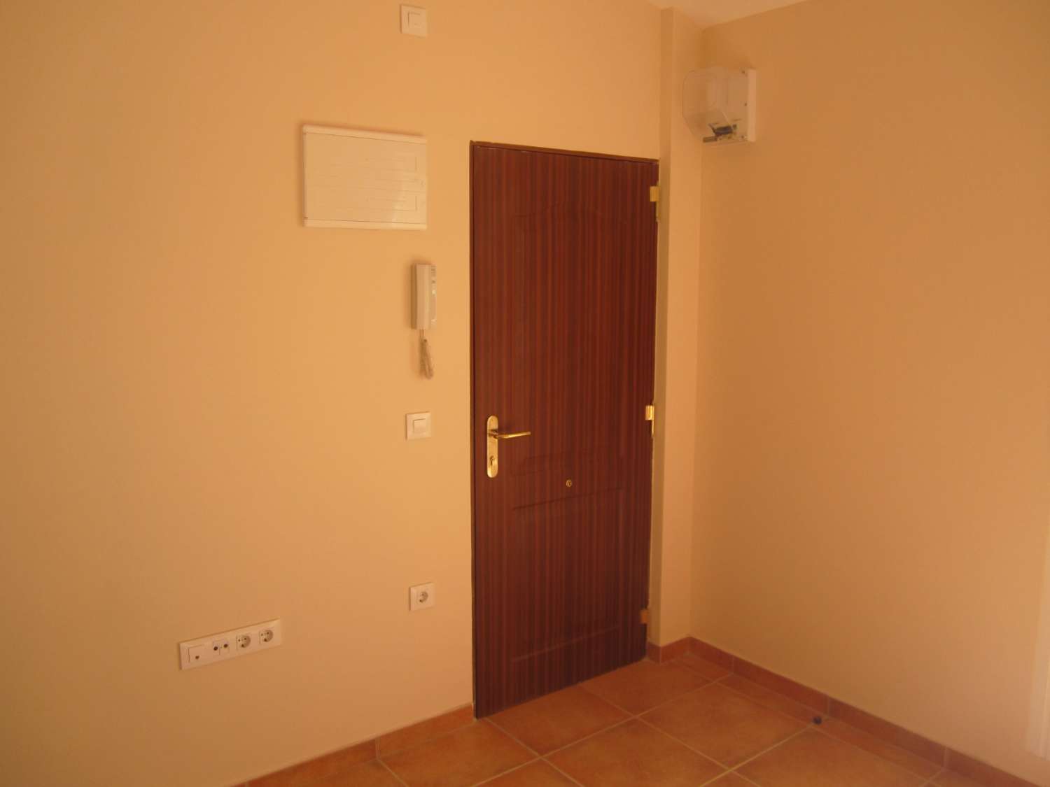 EDIFICIO REFORMADO EN PLENO CENTRO DE ALICANTE CON 8 VIVIENDAS