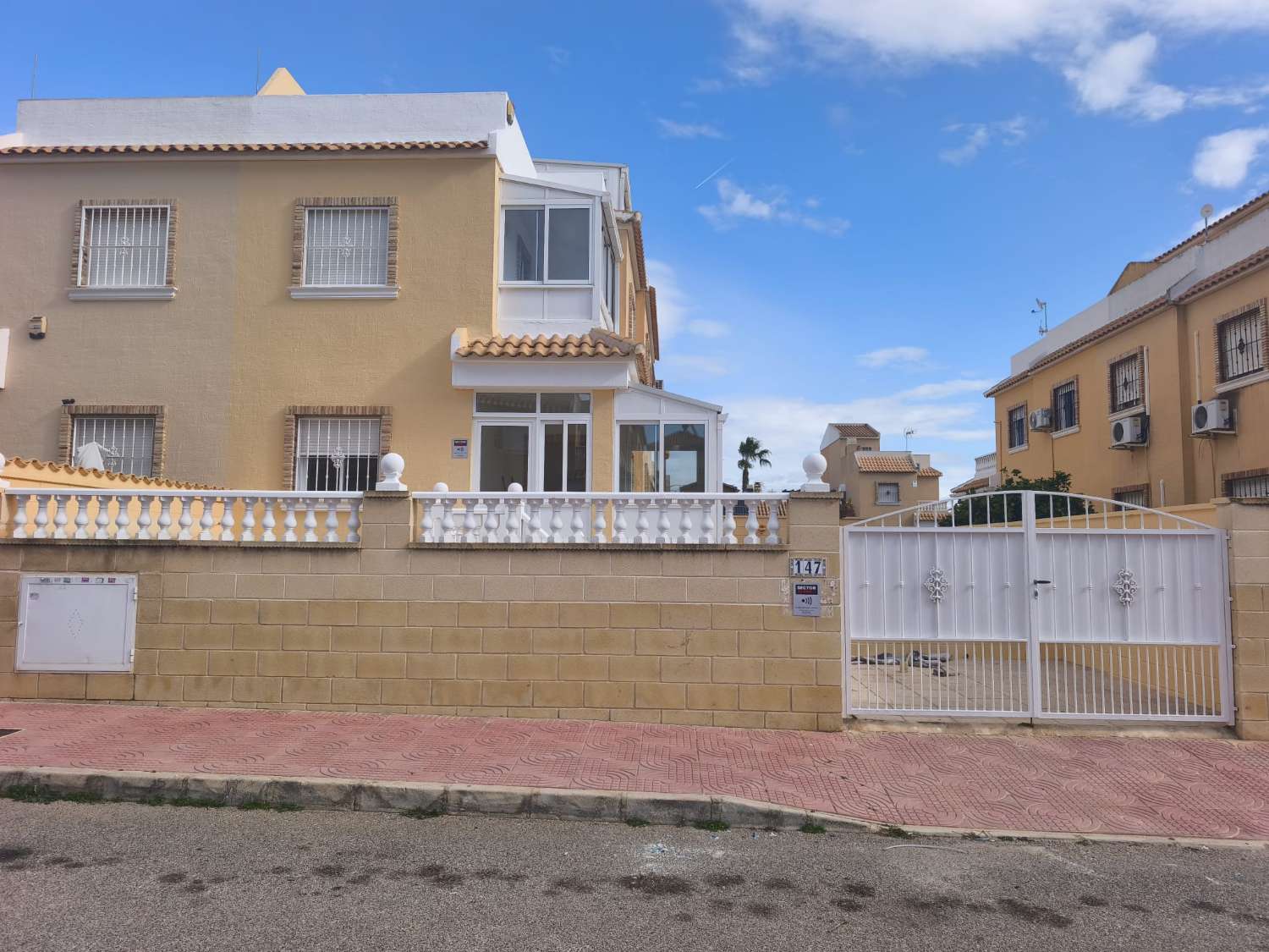 BUNGALOW REFORMADO CON PISCINA PRIVADA Y SOLÁRIUM EN CIUDAD QUESADA (ROJALES)