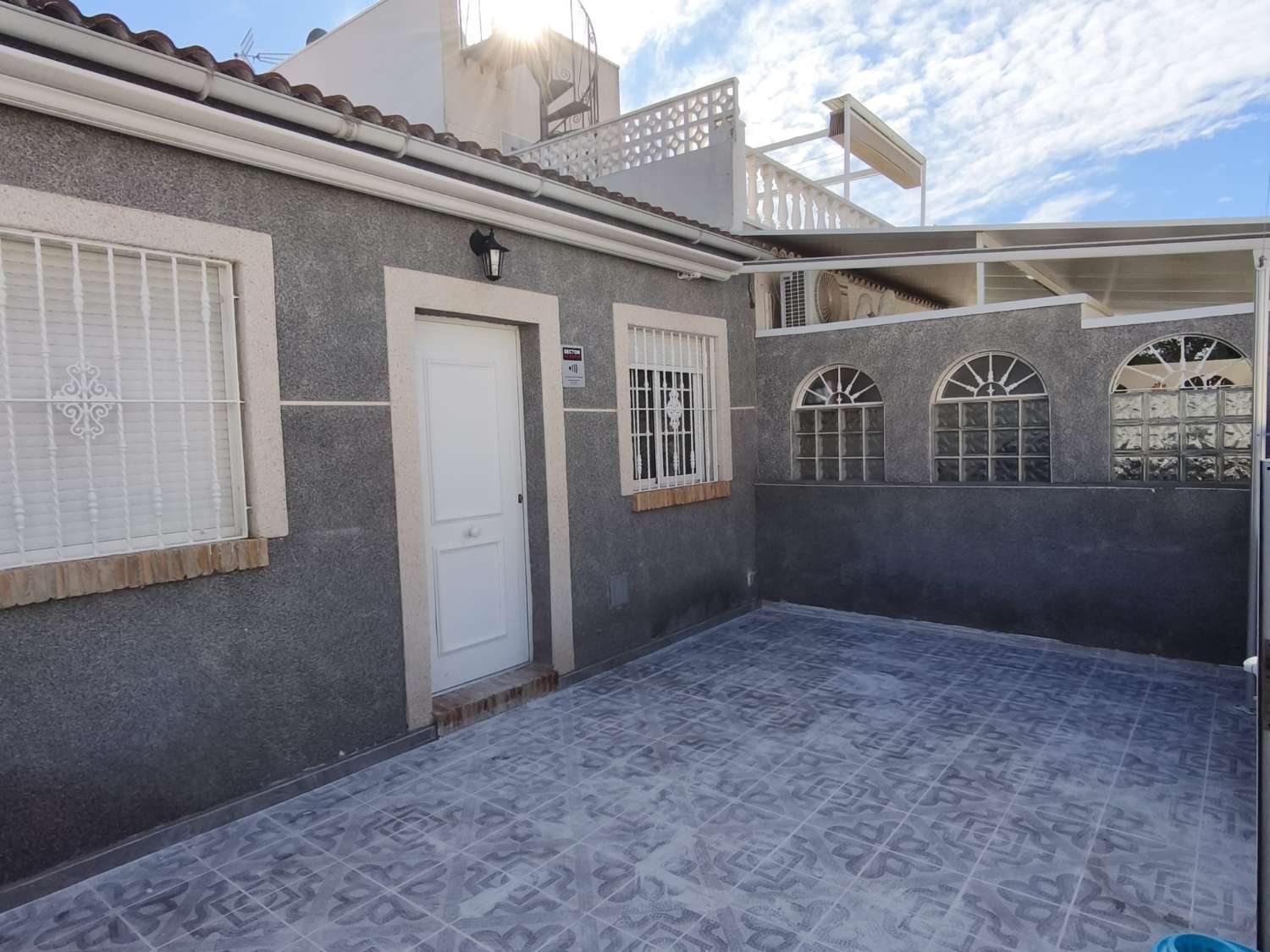 BUNGALOW DE PLANTA BAJA REFORMADO CON TERRAZA EN EL CHAPARRAL – SAN LUIS (TORREVIEJA)