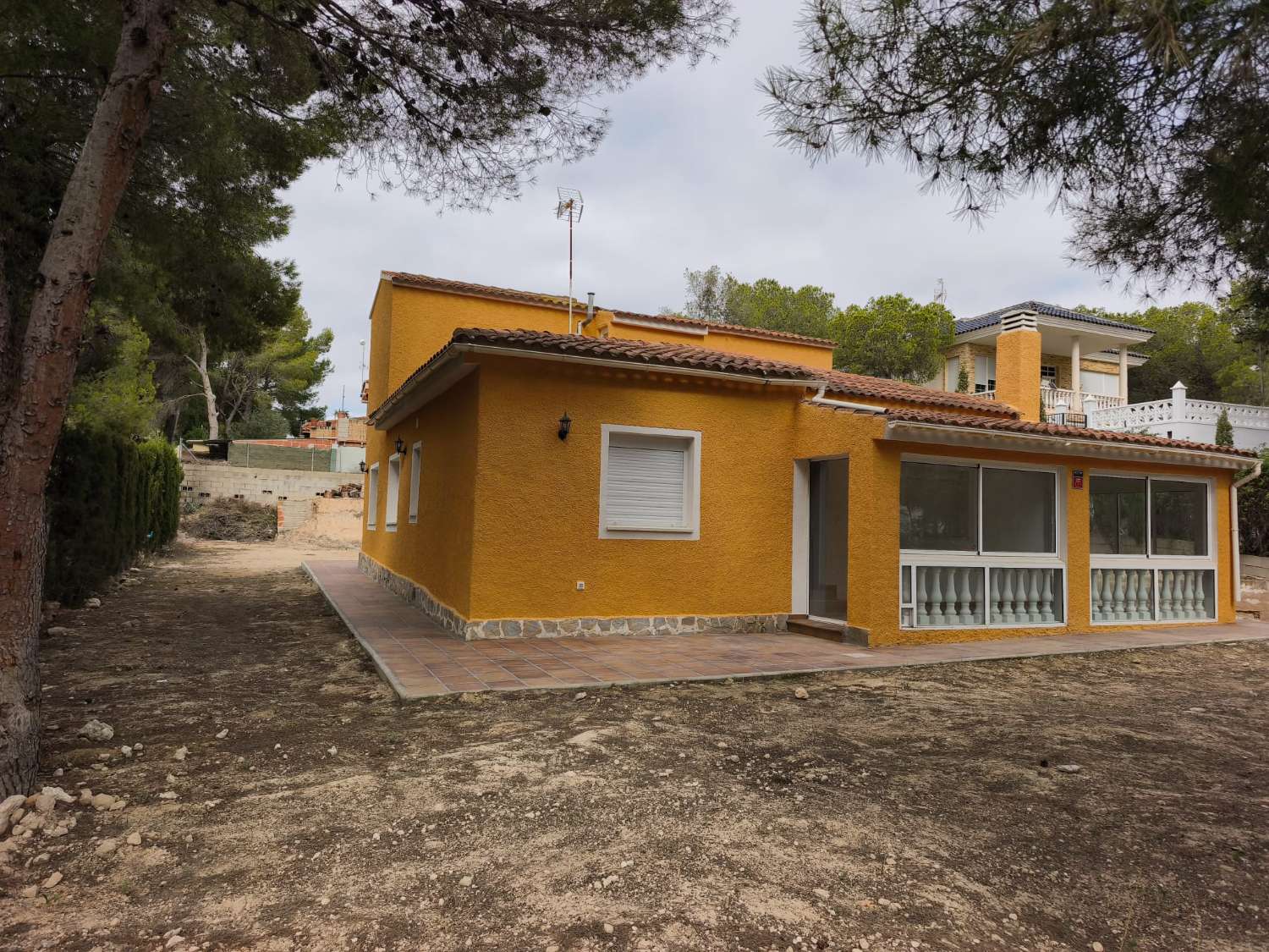 CHALET TOTALMENTE REFORMADO EN PARCELA INDEPENDIENTE CON PLANTA BAJA Y ALTA