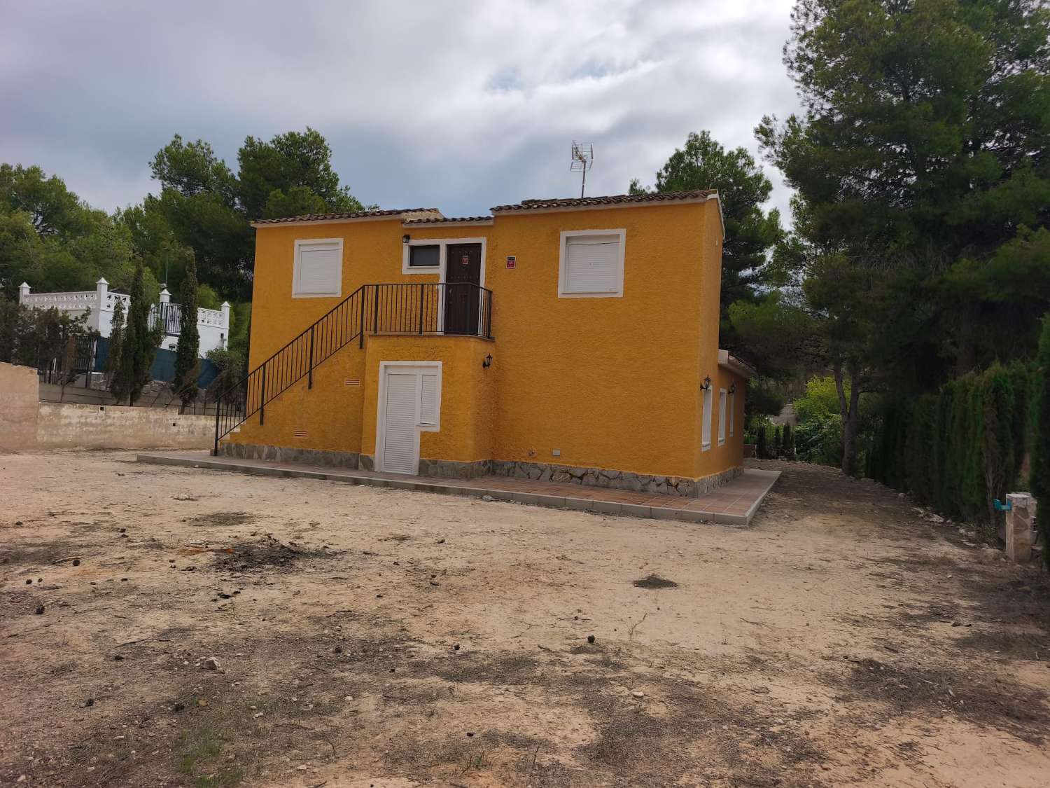 CHALET TOTALMENTE REFORMADO EN PARCELA INDEPENDIENTE CON PLANTA BAJA Y ALTA