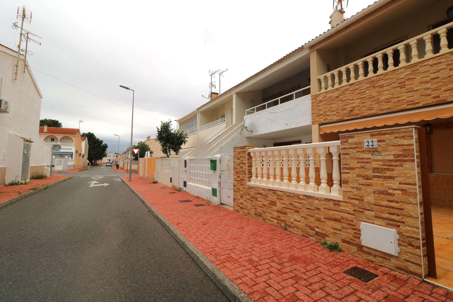 ADOSADO REFORMADO A 300 METROS DEL MAR EN PLAYA DE LOS NÁUFRAGOS – TORREVIEJA
