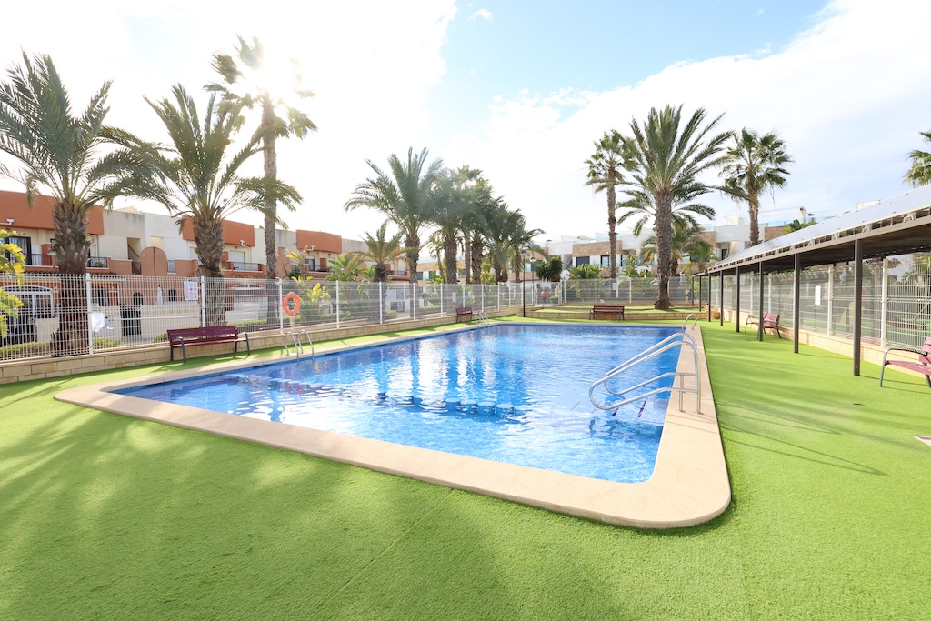 ADOSADO ORIENTACIÓN SUR CON SÓTANO-GARAJE, SOLÁRIUM Y VISTAS A PISCINAS EN PLAYA FLAMENCA – RESIDENCIAL EL MANANTIAL